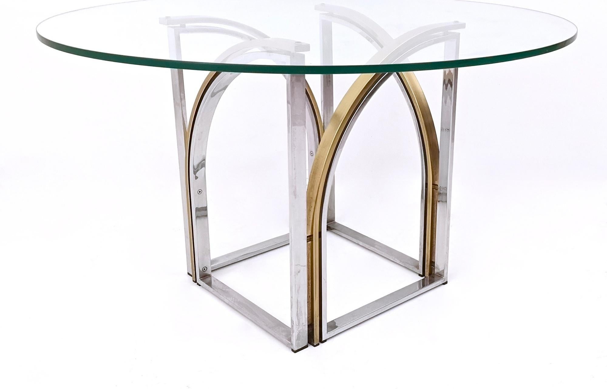 Postmoderner runder Esstisch aus Messing und Stahl von Romeo Rega mit Glasplatte im Zustand „Hervorragend“ im Angebot in Bresso, Lombardy