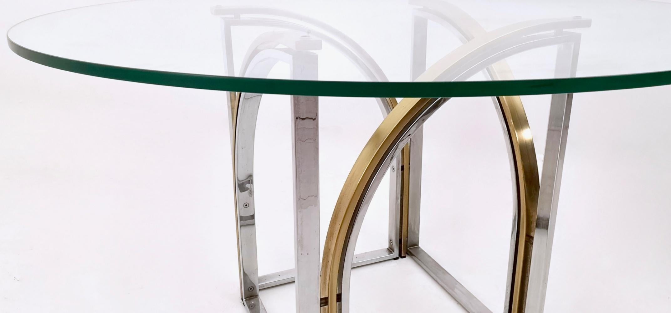 Postmoderner runder Esstisch aus Messing und Stahl von Romeo Rega mit Glasplatte (Ende des 20. Jahrhunderts) im Angebot