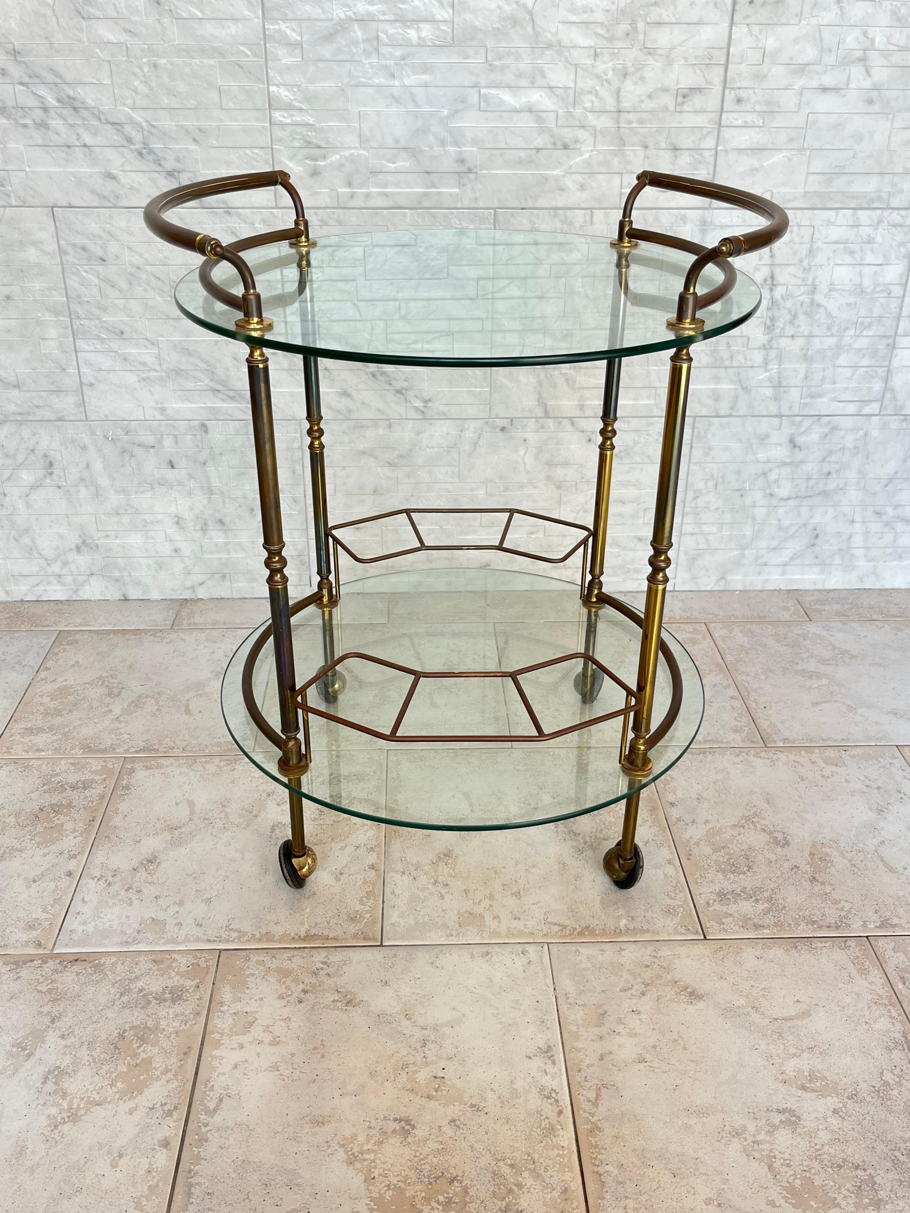Runder Messing-Barwagen mit Glasauflagen, hergestellt in Italien 1950er Jahre
Gefunden in einer noblen Wohnung in meiner Stadt, Palermo.
Er hat 4 Schwenkräder.
Intaktes Glas, guter Zustand, geringe Alterungsspuren.