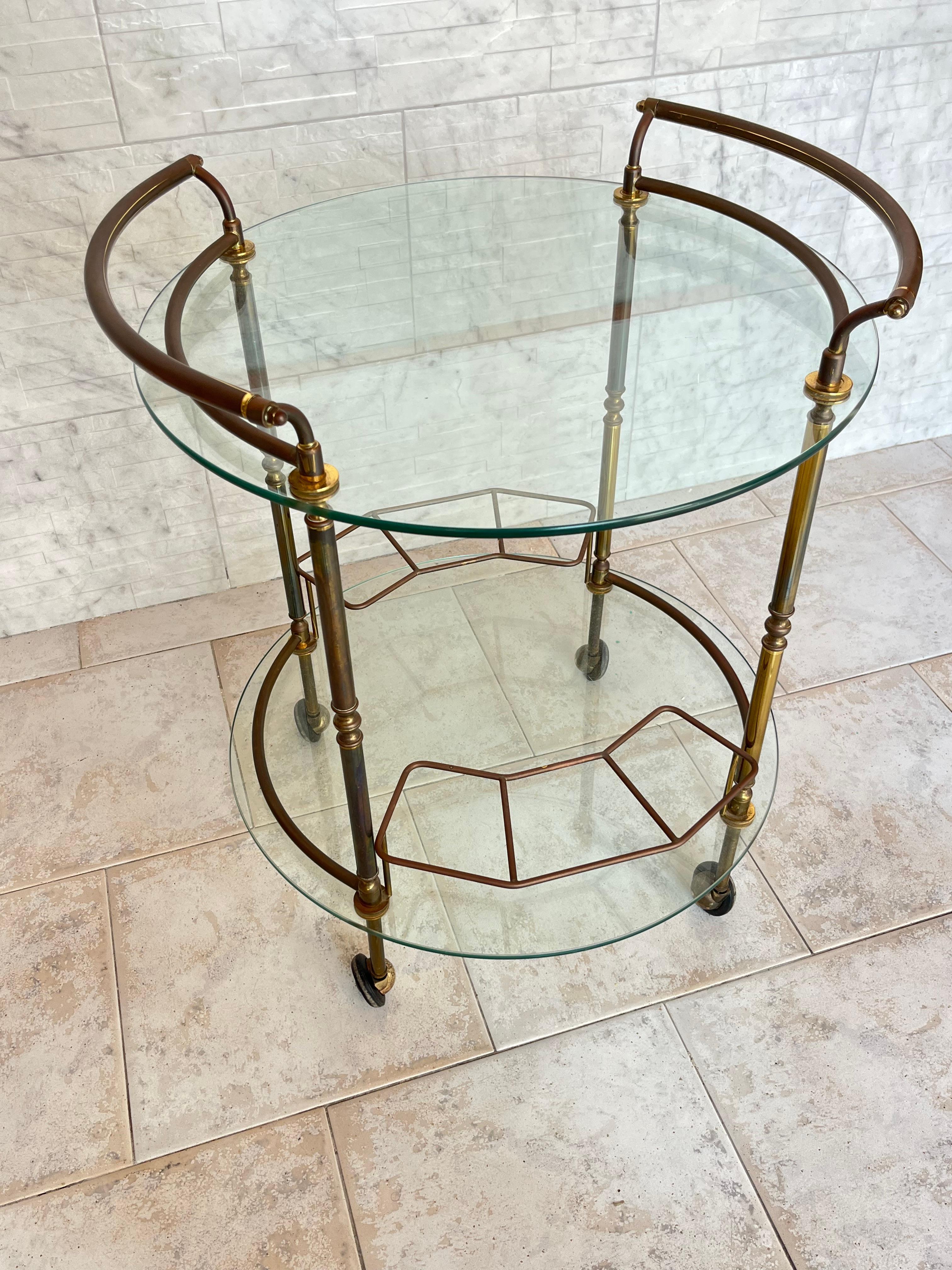 Runder Messing-Barwagen mit Glasauflagen, Made in Italy 1950er Jahre (Italienisch) im Angebot