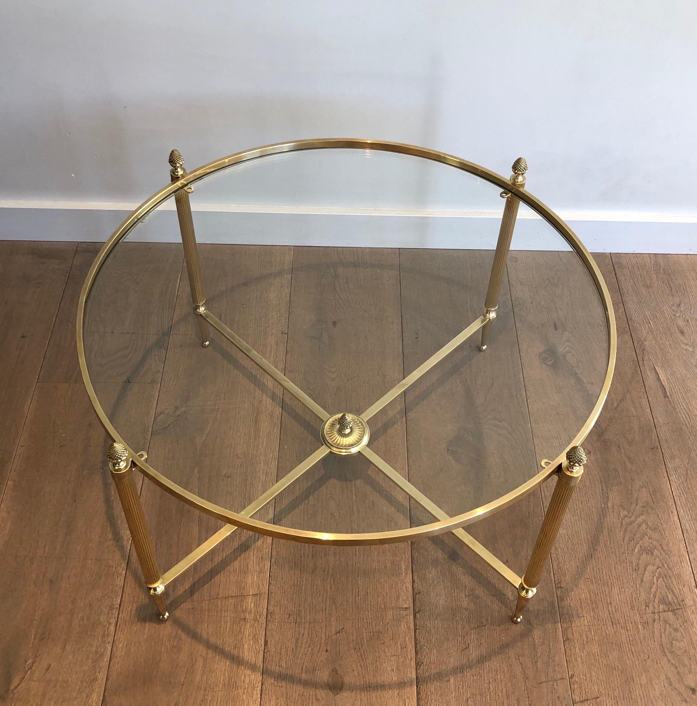 Français Table basse ronde en laiton par Maison Baguès en vente