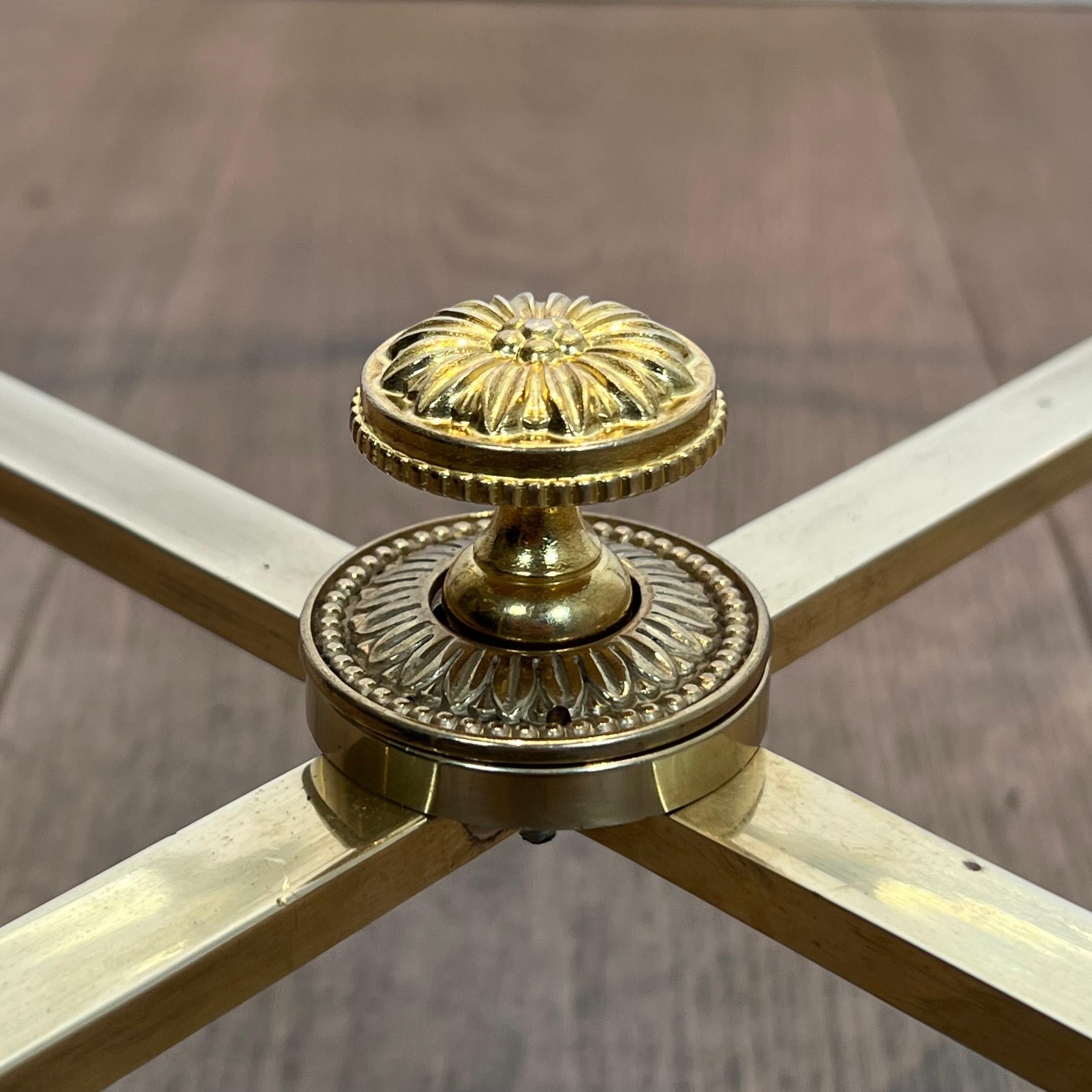 Table basse ronde en laiton. Maison Baguès en vente 3