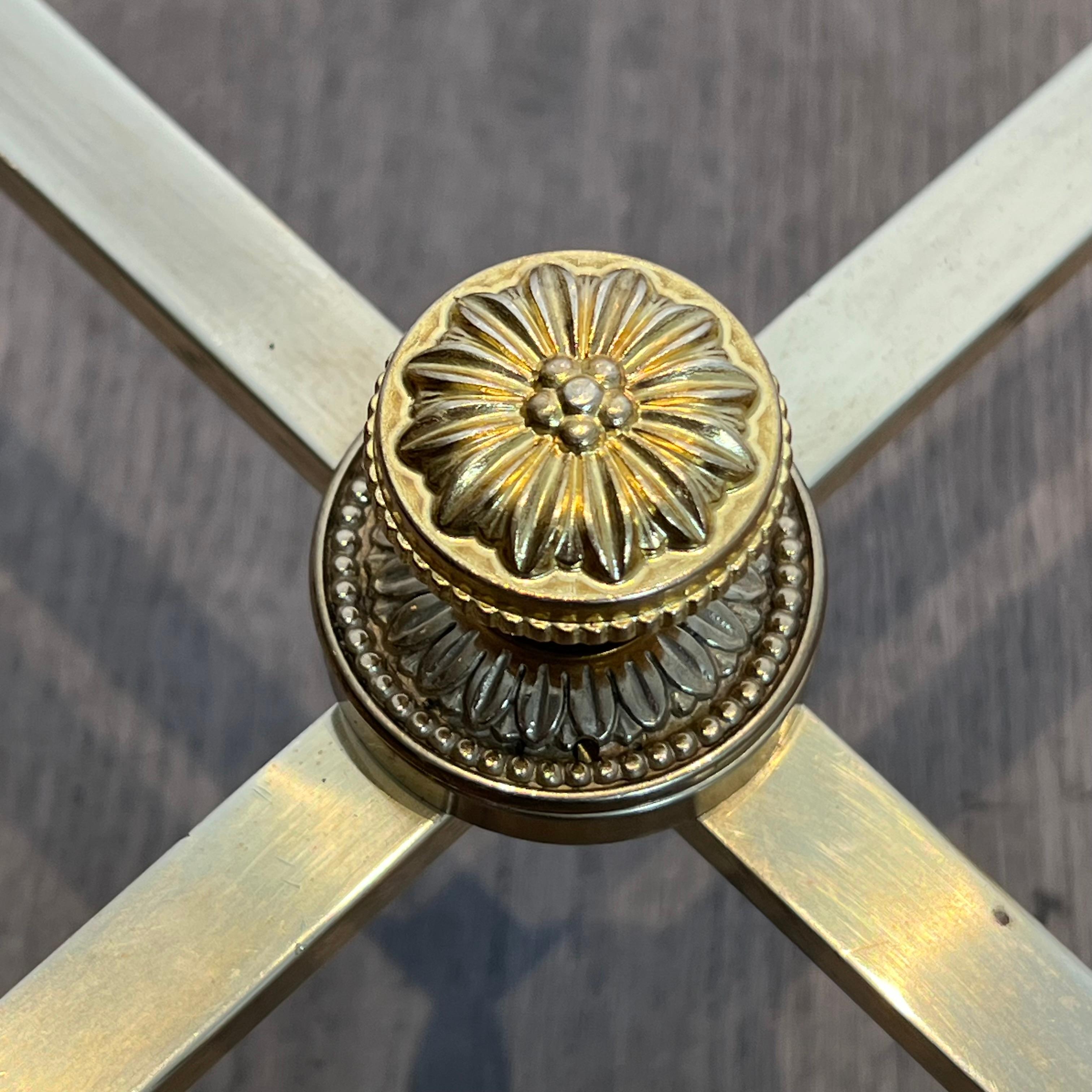 Table basse ronde en laiton. Maison Baguès en vente 7