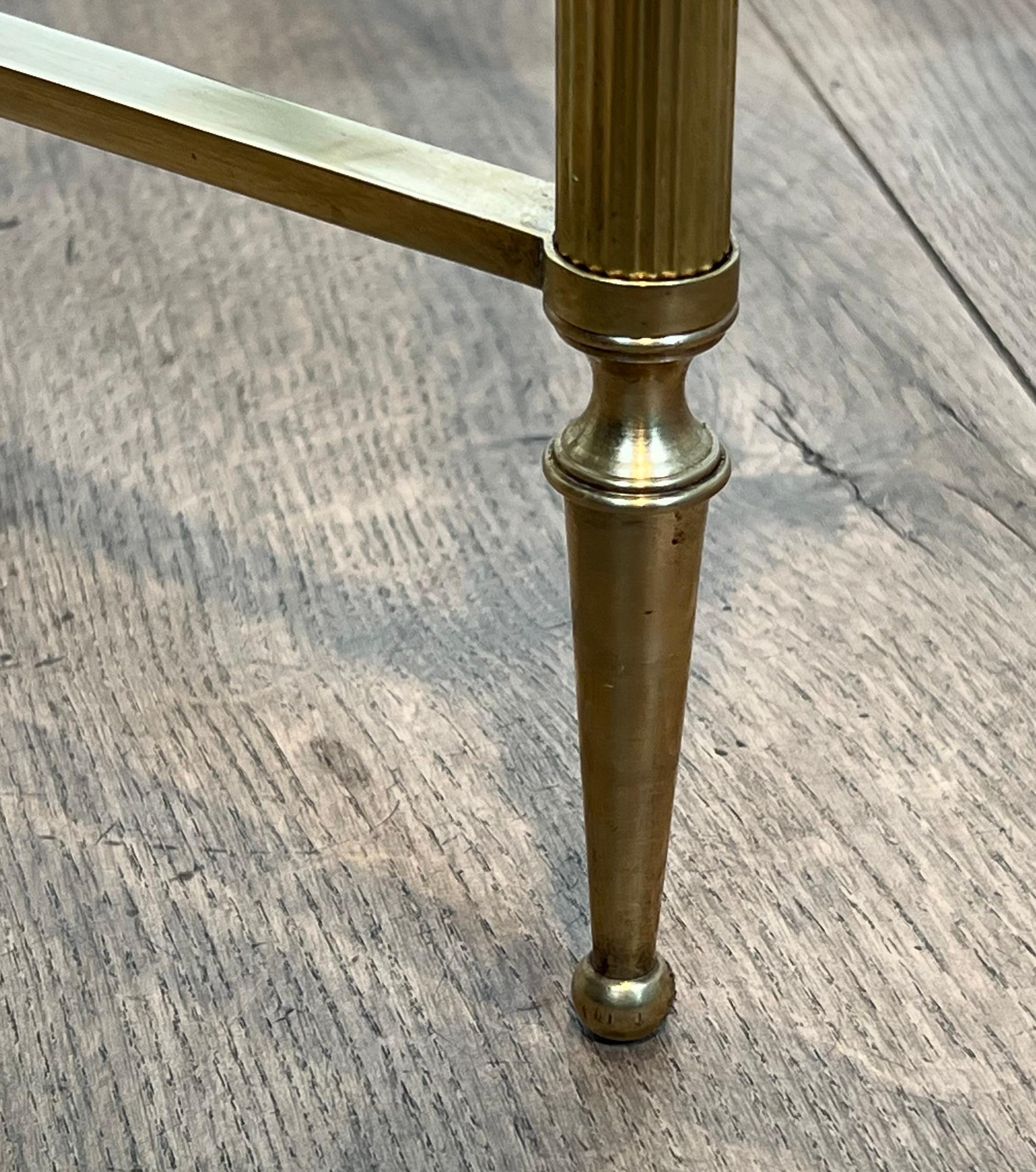 Table basse ronde en laiton. Maison Baguès en vente 8