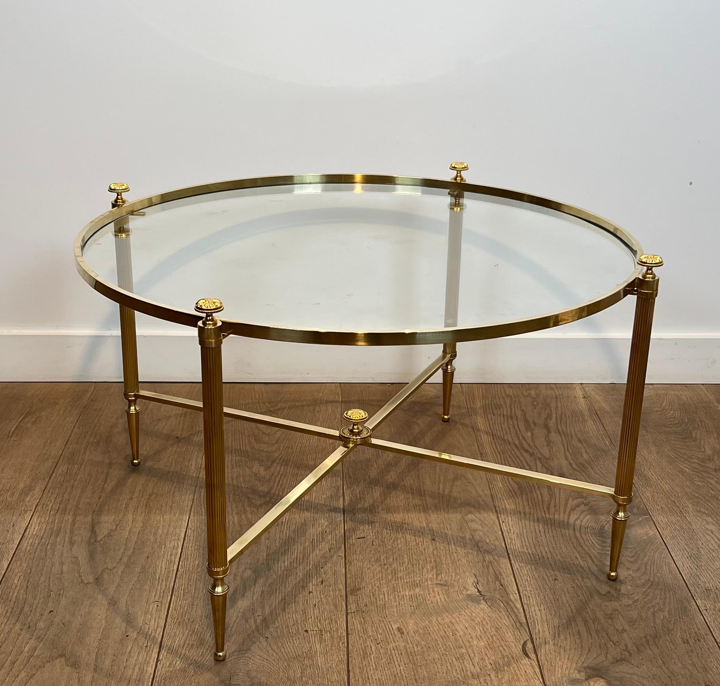 Cette très belle table basse ronde de style néoclassique est réalisée en laiton et laiton doré. Il s'agit d'une œuvre française de la Maison Baguès. Circa 1940