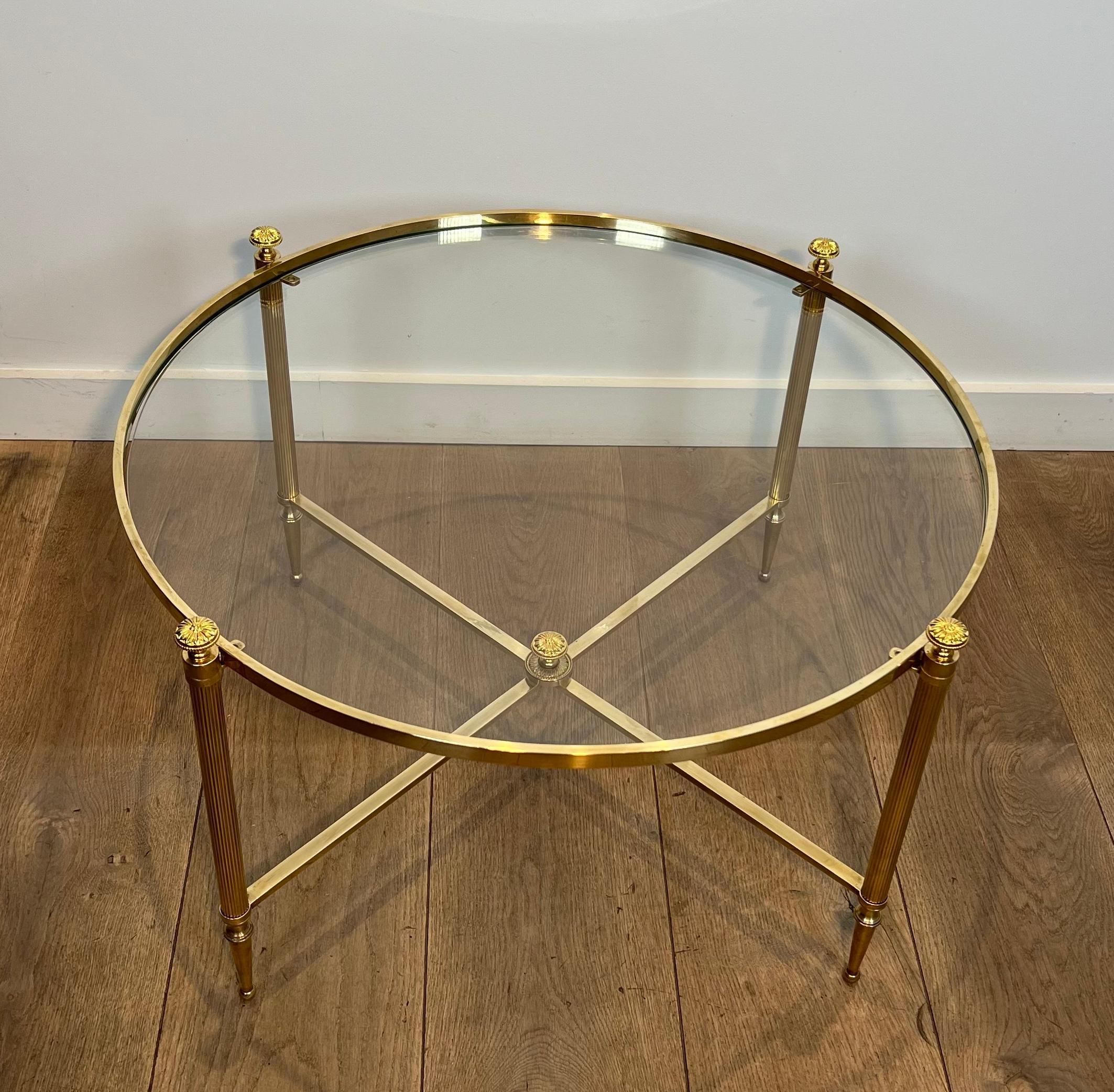 Néoclassique Table basse ronde en laiton. Maison Baguès en vente