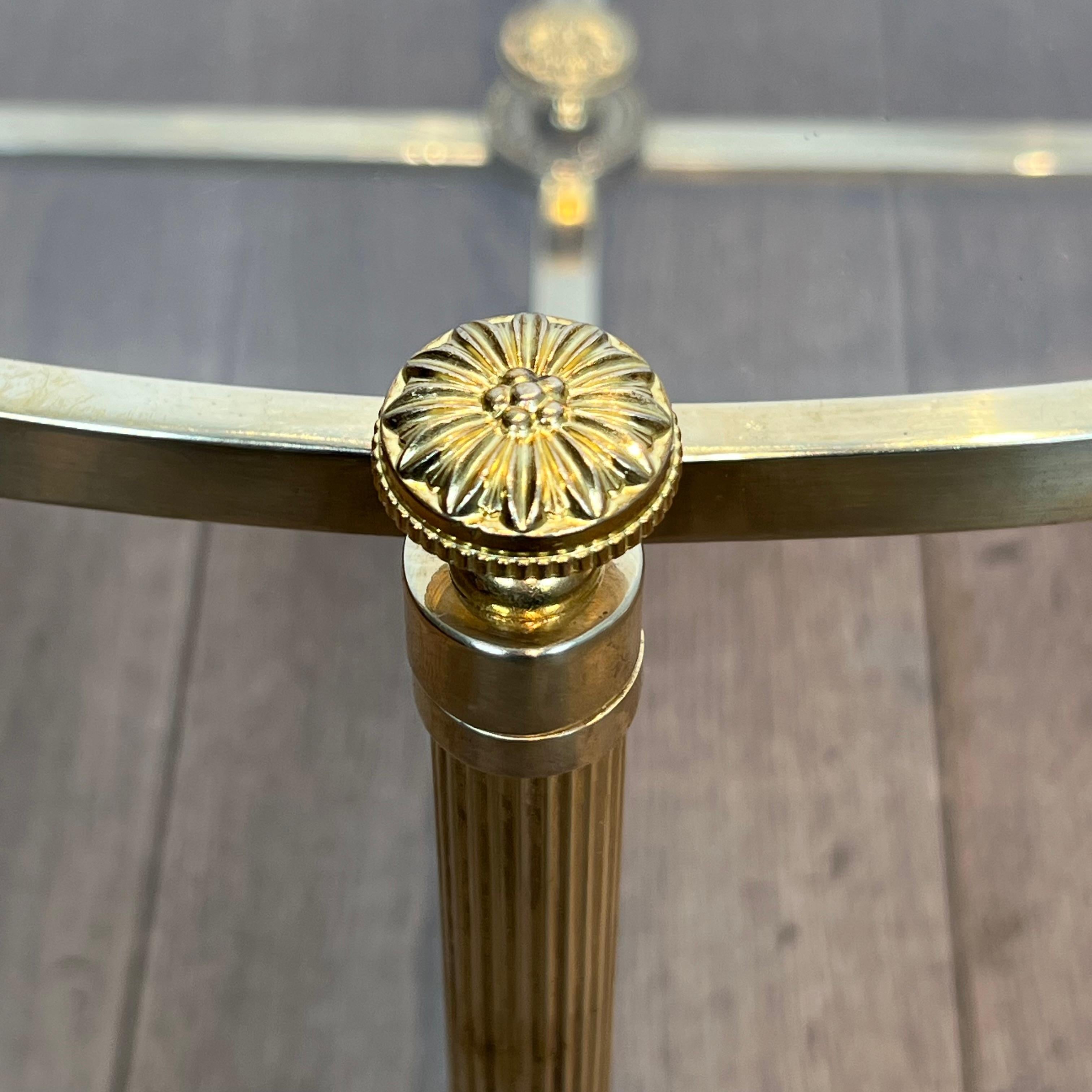 Table basse ronde en laiton. Maison Baguès en vente 1