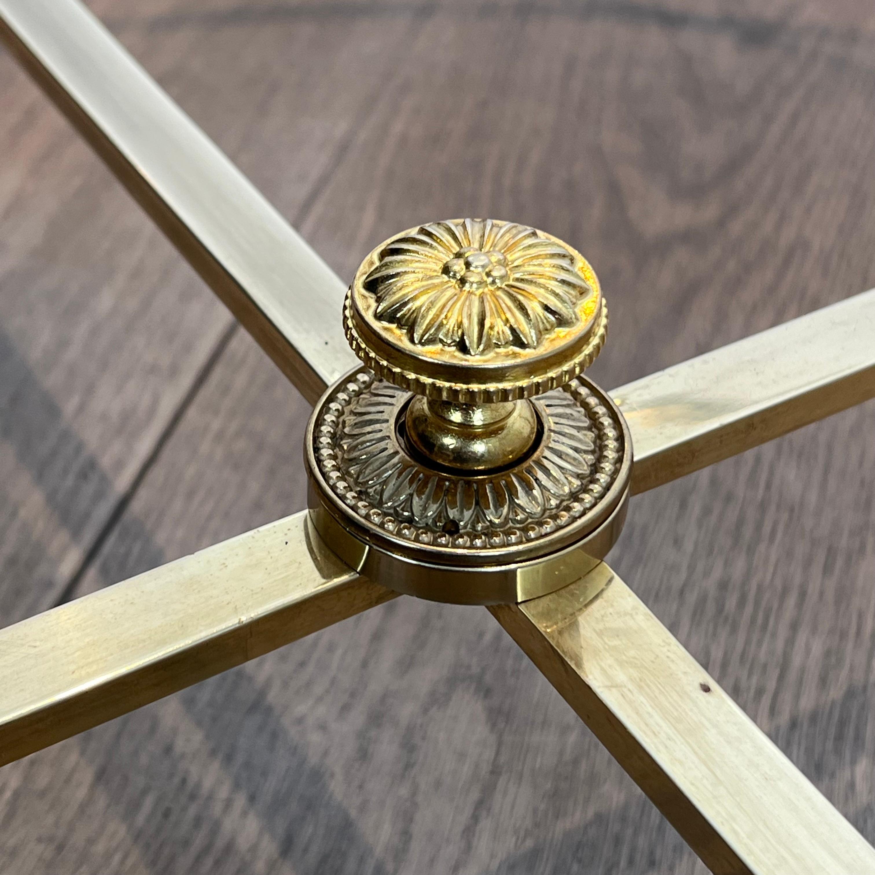 Table basse ronde en laiton. Maison Baguès en vente 2