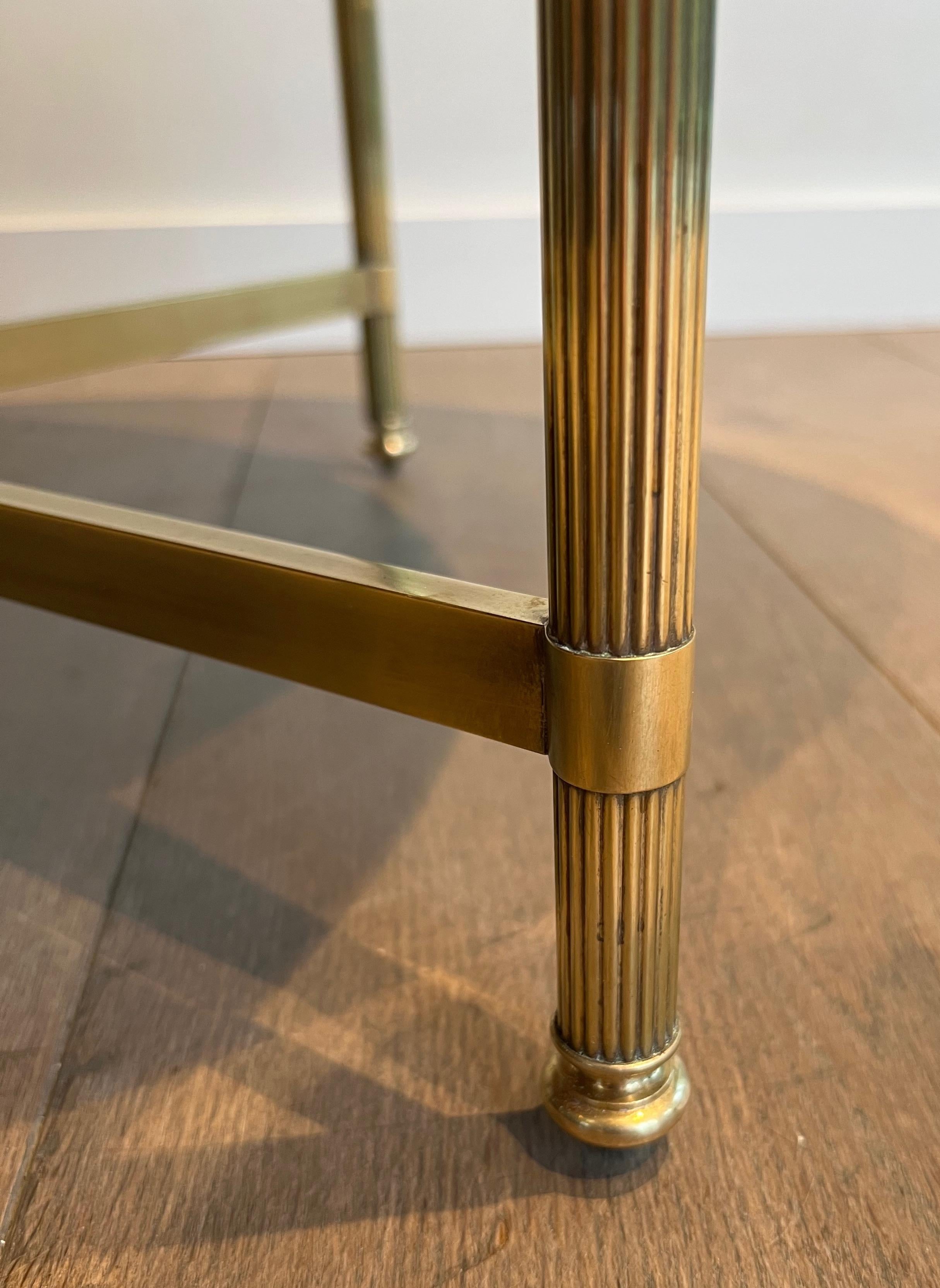 Table basse ronde en laiton avec plateau en verre laqué noir par Maison Jansen en vente 2
