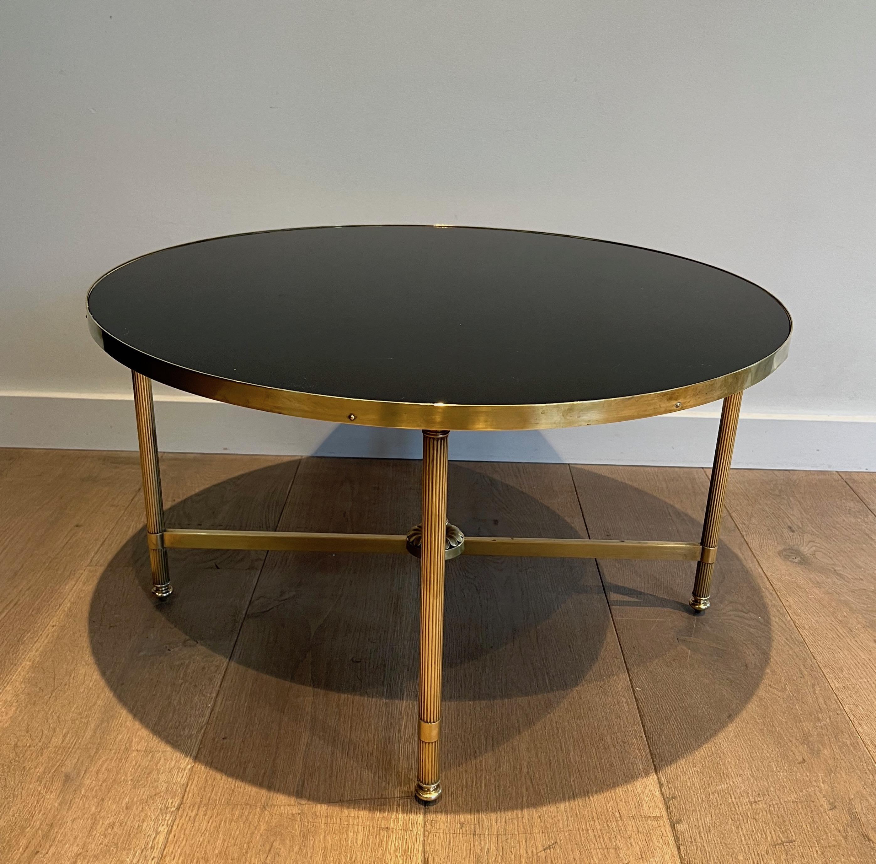 Table basse ronde en laiton avec plateau en verre laqué noir par Maison Jansen en vente 3