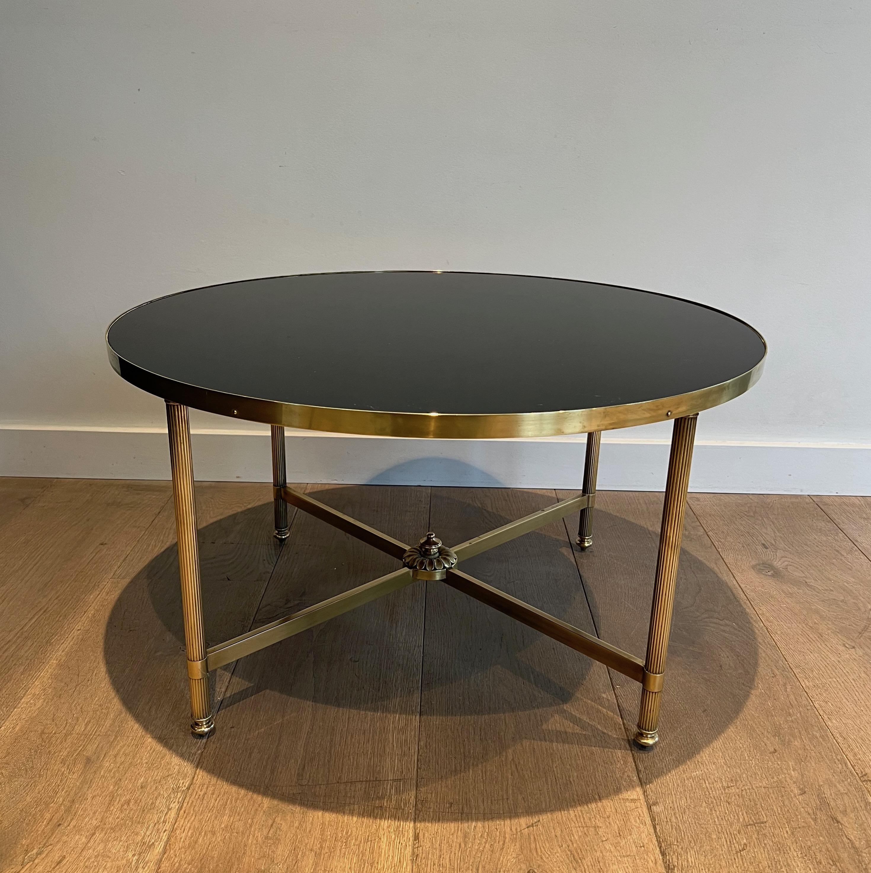 Table basse ronde en laiton avec plateau en verre laqué noir par Maison Jansen en vente 4