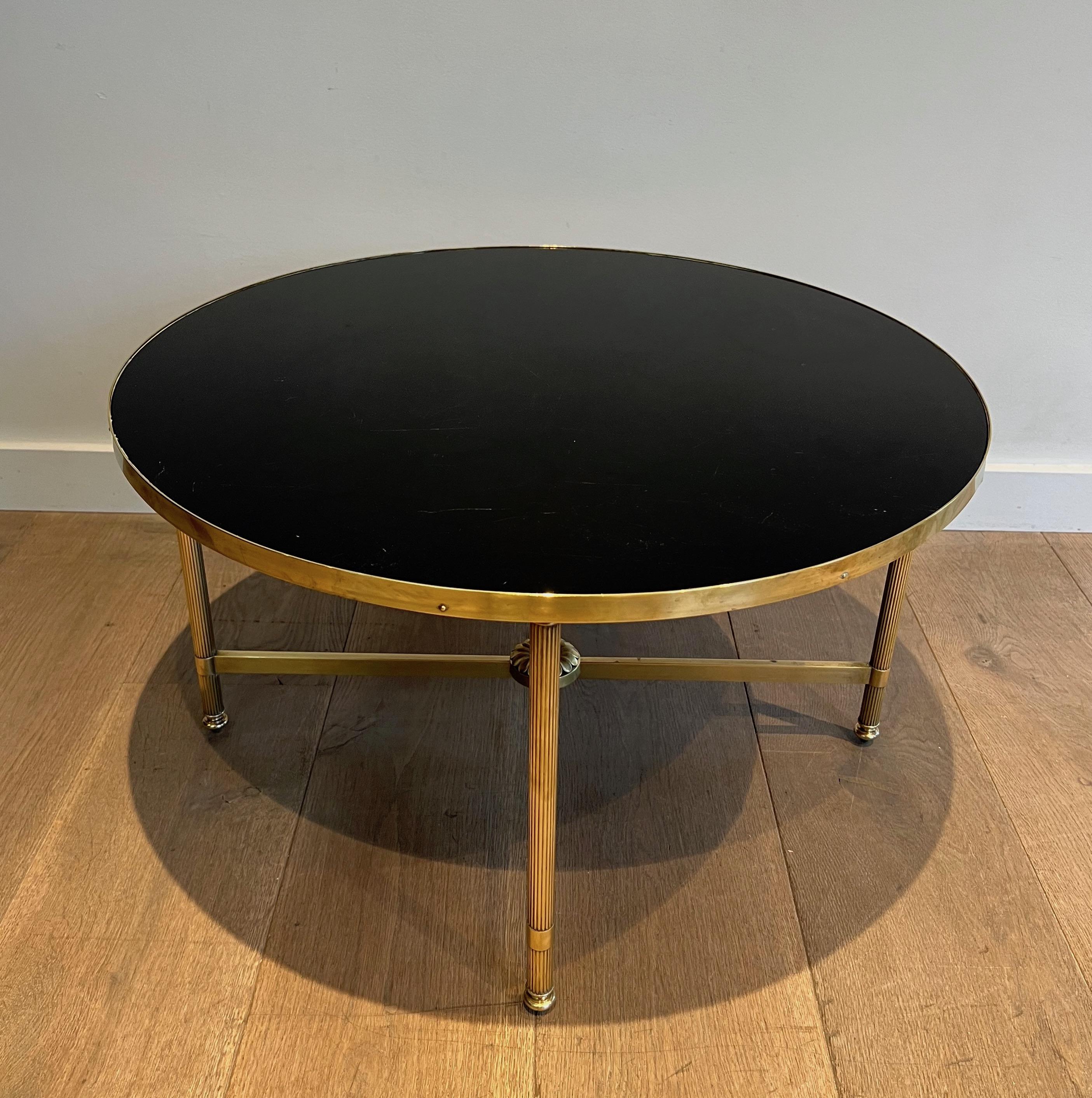Table basse ronde en laiton avec plateau en verre laqué noir par Maison Jansen en vente 5