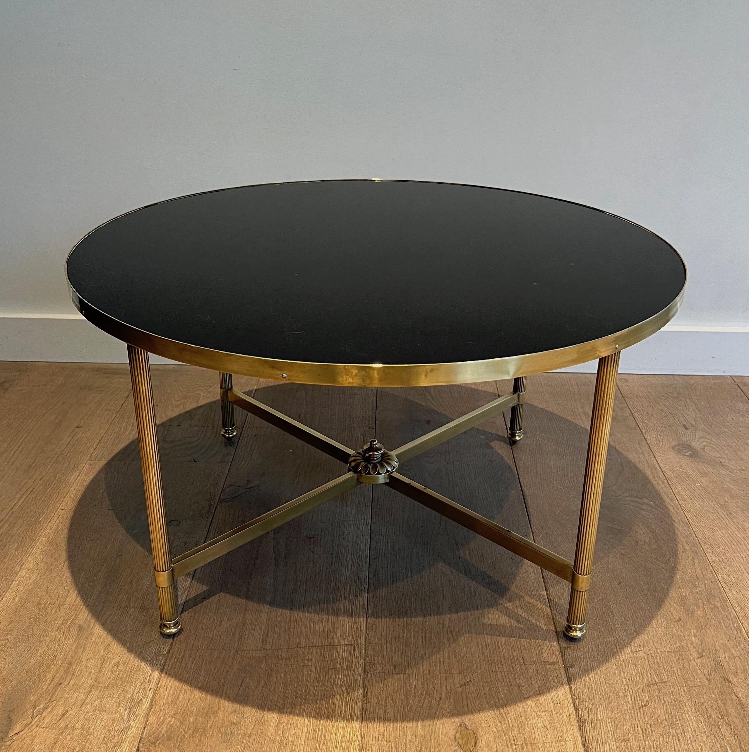Table basse ronde en laiton avec plateau en verre laqué noir par Maison Jansen en vente 6