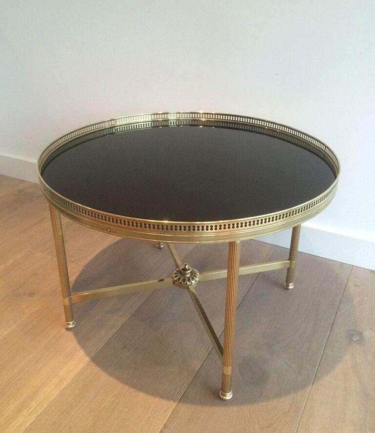 Round Brass Coffee Table with Black Lacquered Glass Top by Maison Jansen In Good Condition For Sale In Marcq-en-Barœul, Hauts-de-France