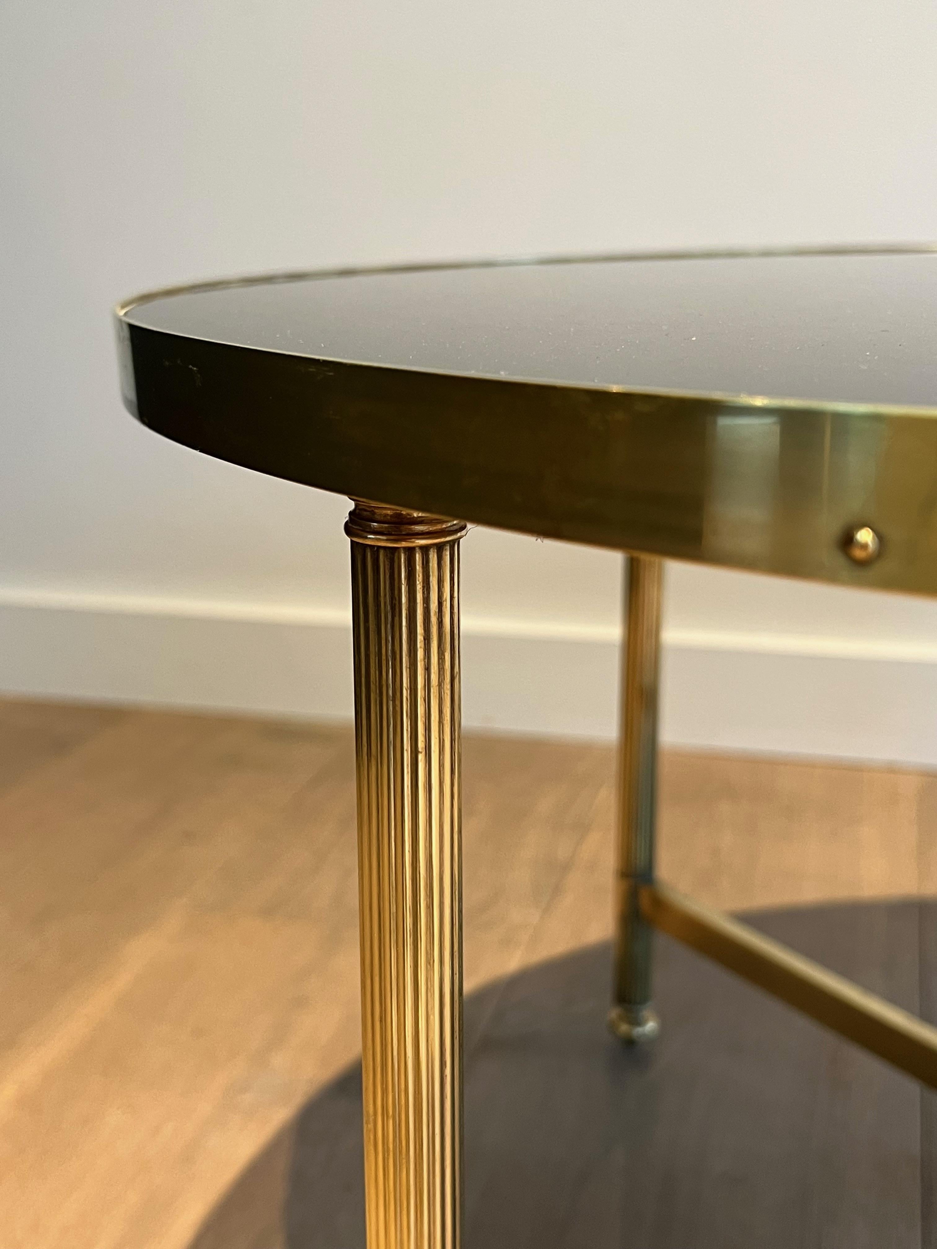 Laqué Table basse ronde en laiton avec plateau en verre laqué noir par Maison Jansen en vente