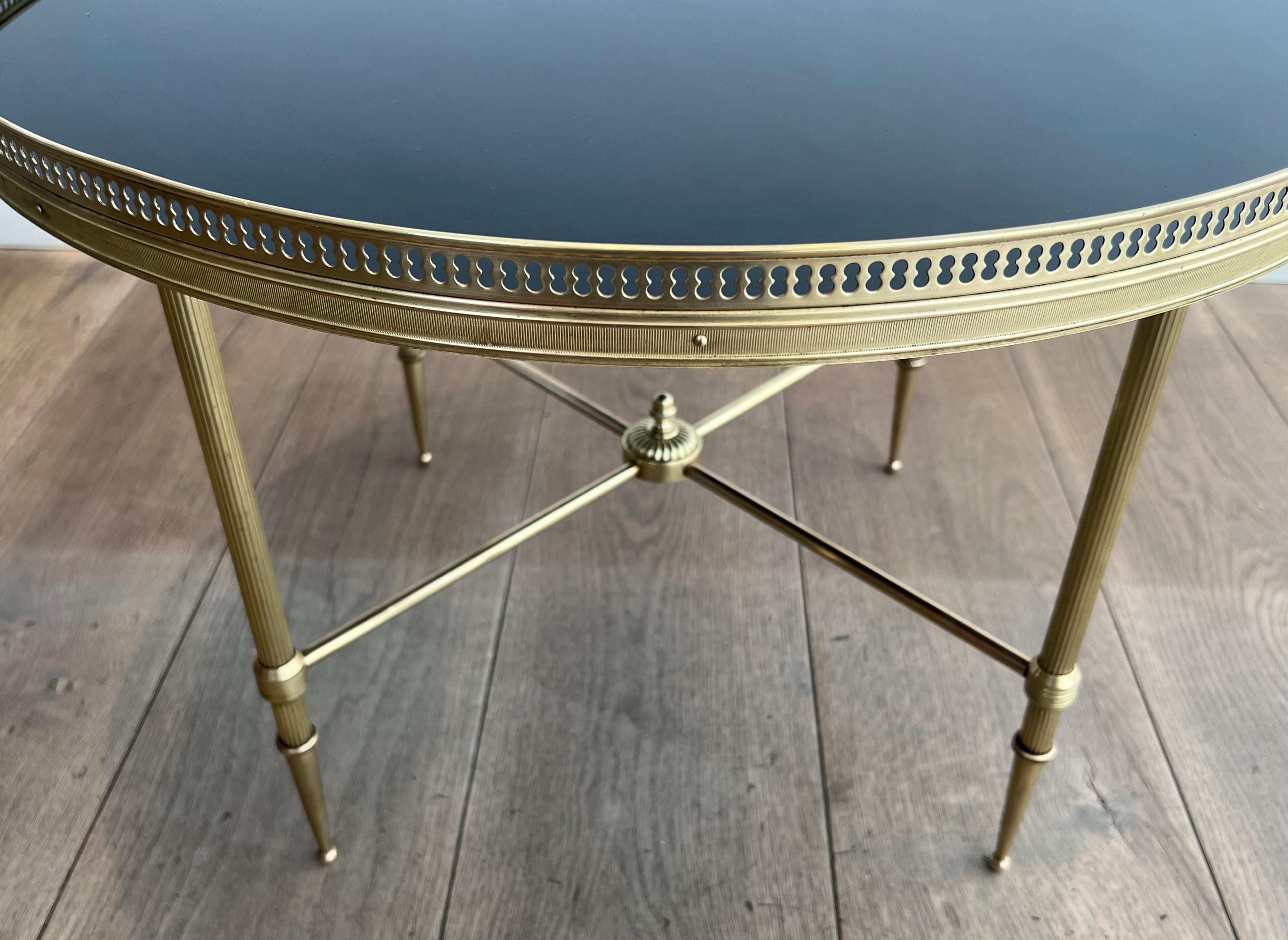 Round Brass Coffee Table with Black Lacquered Glass Top by Maison Jansen In Good Condition For Sale In Marcq-en-Barœul, Hauts-de-France
