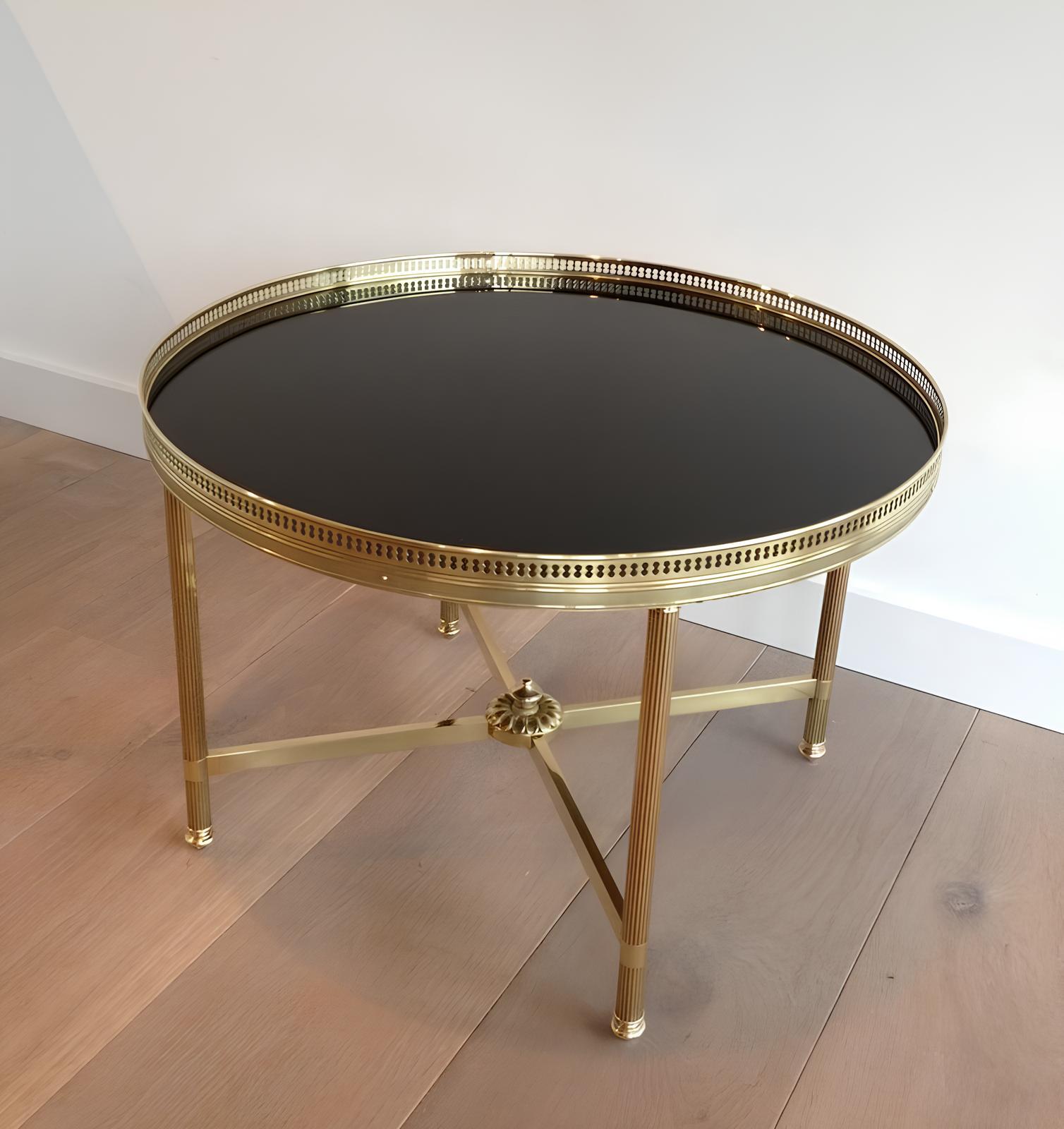 Round Brass Coffee Table with Black Lacquered Glass Top by Maison Jansen In Good Condition For Sale In Marcq-en-Barœul, Hauts-de-France