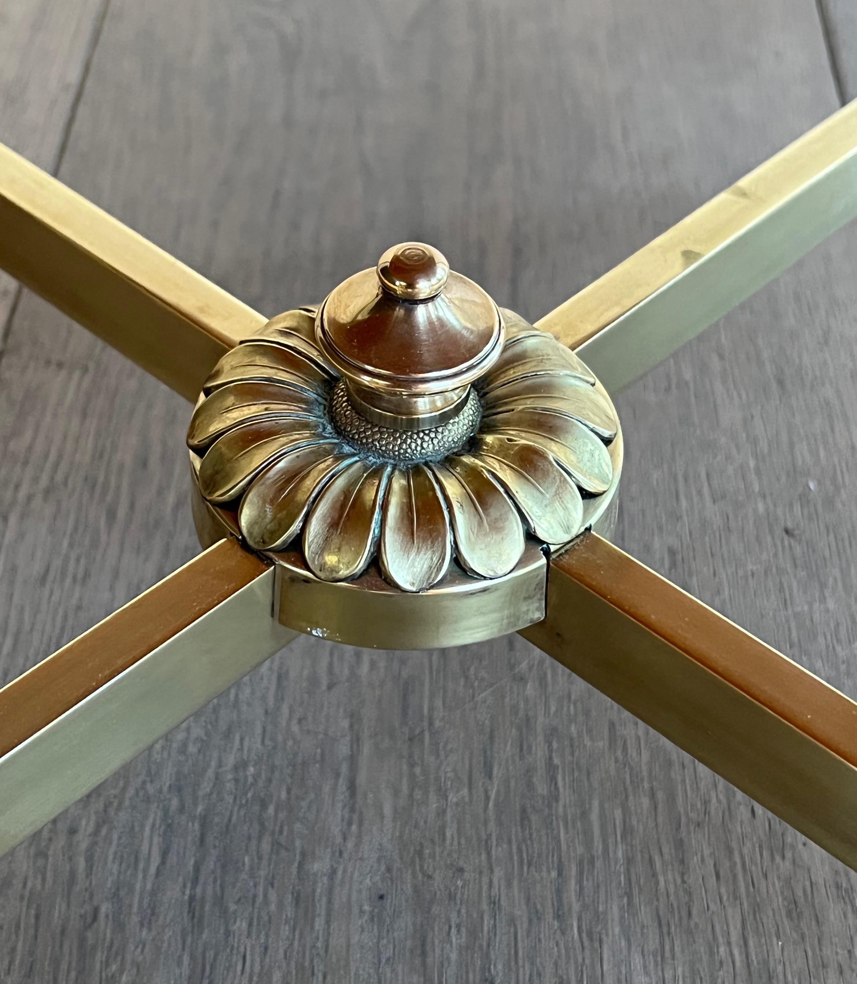 Laiton Table basse ronde en laiton avec plateau en verre laqué noir par Maison Jansen en vente