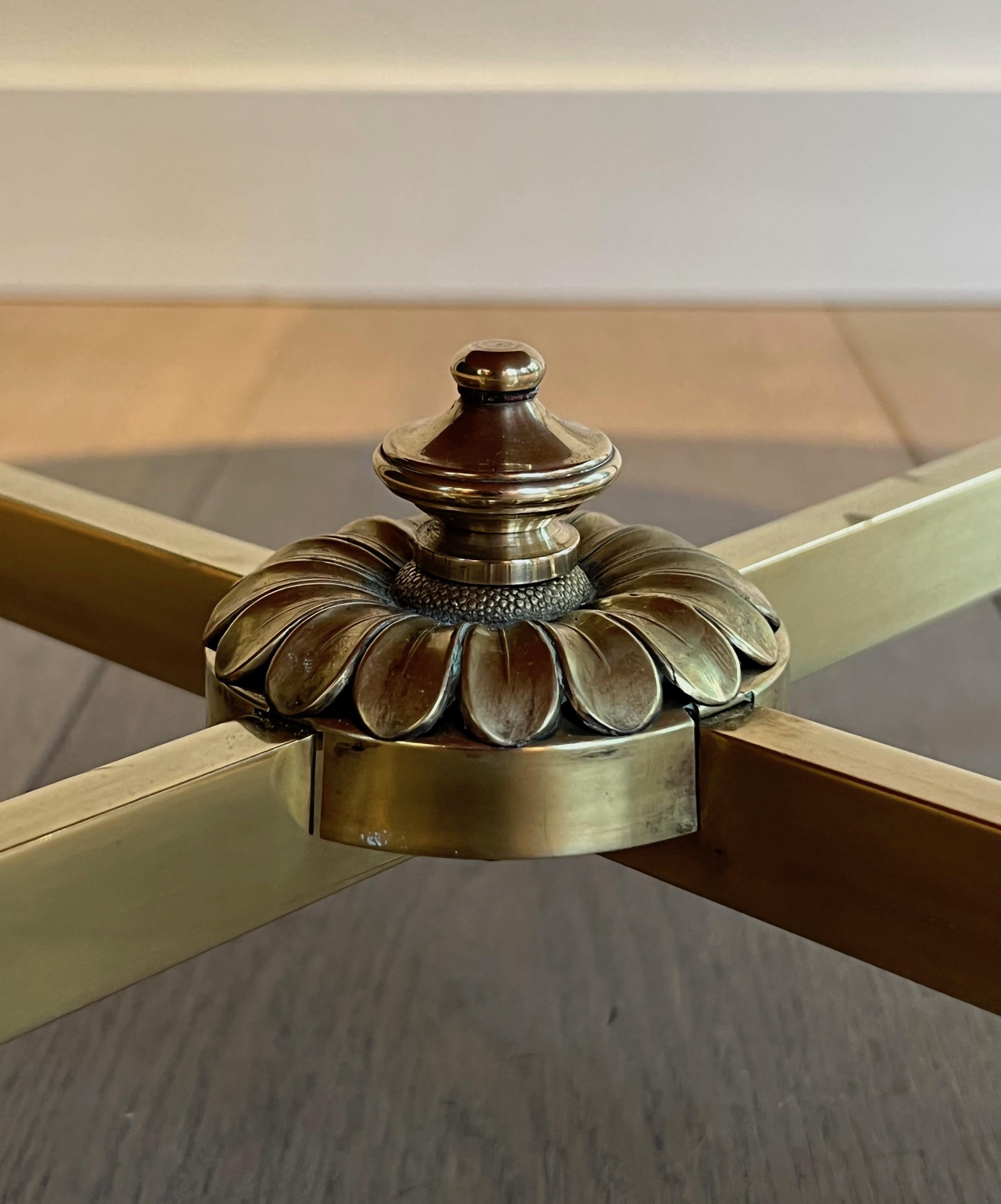 Table basse ronde en laiton avec plateau en verre laqué noir par Maison Jansen en vente 1
