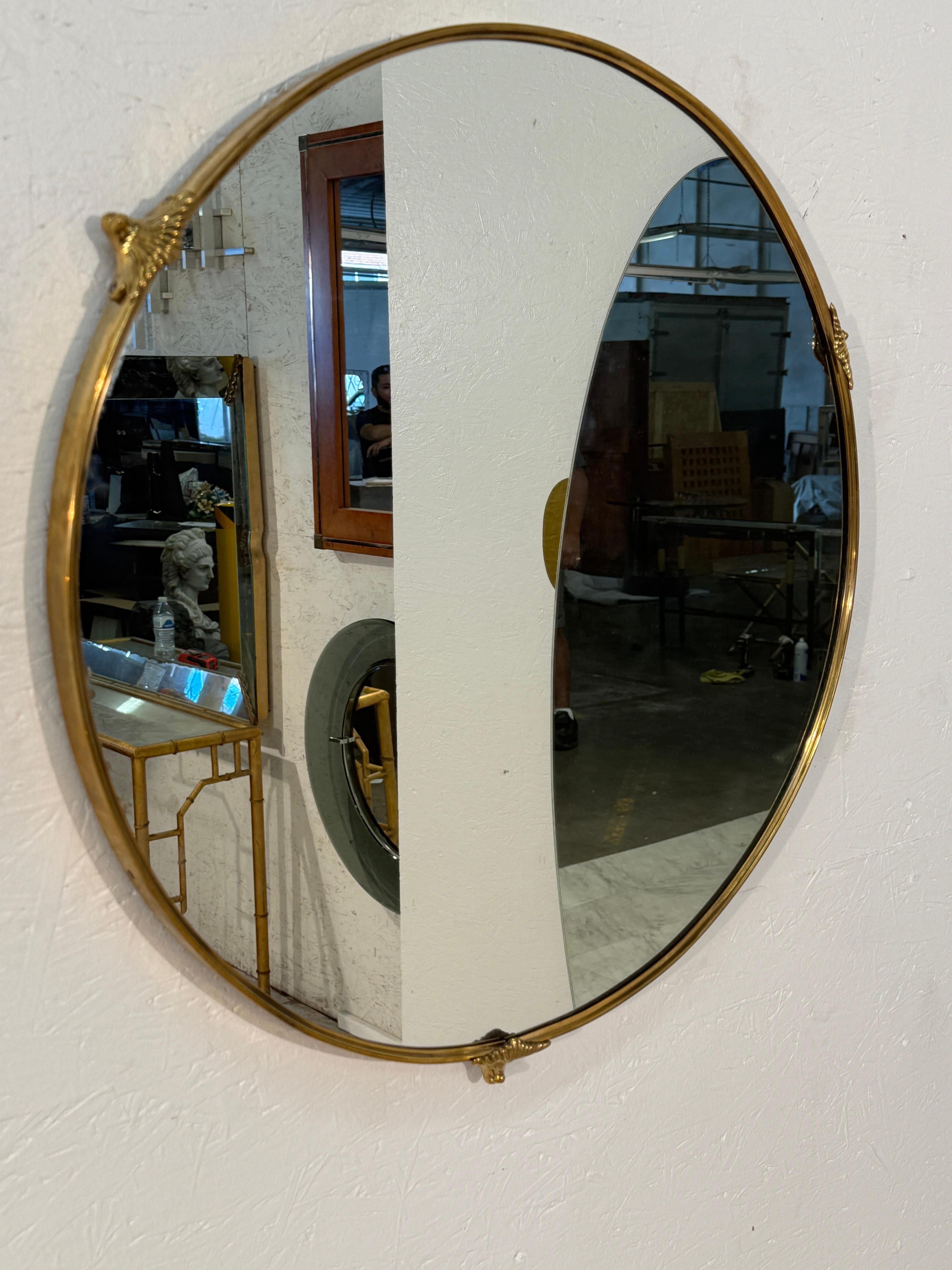 italien Miroir mural rond encadré de laiton avec montures décoratives, Italie, années 1960 en vente
