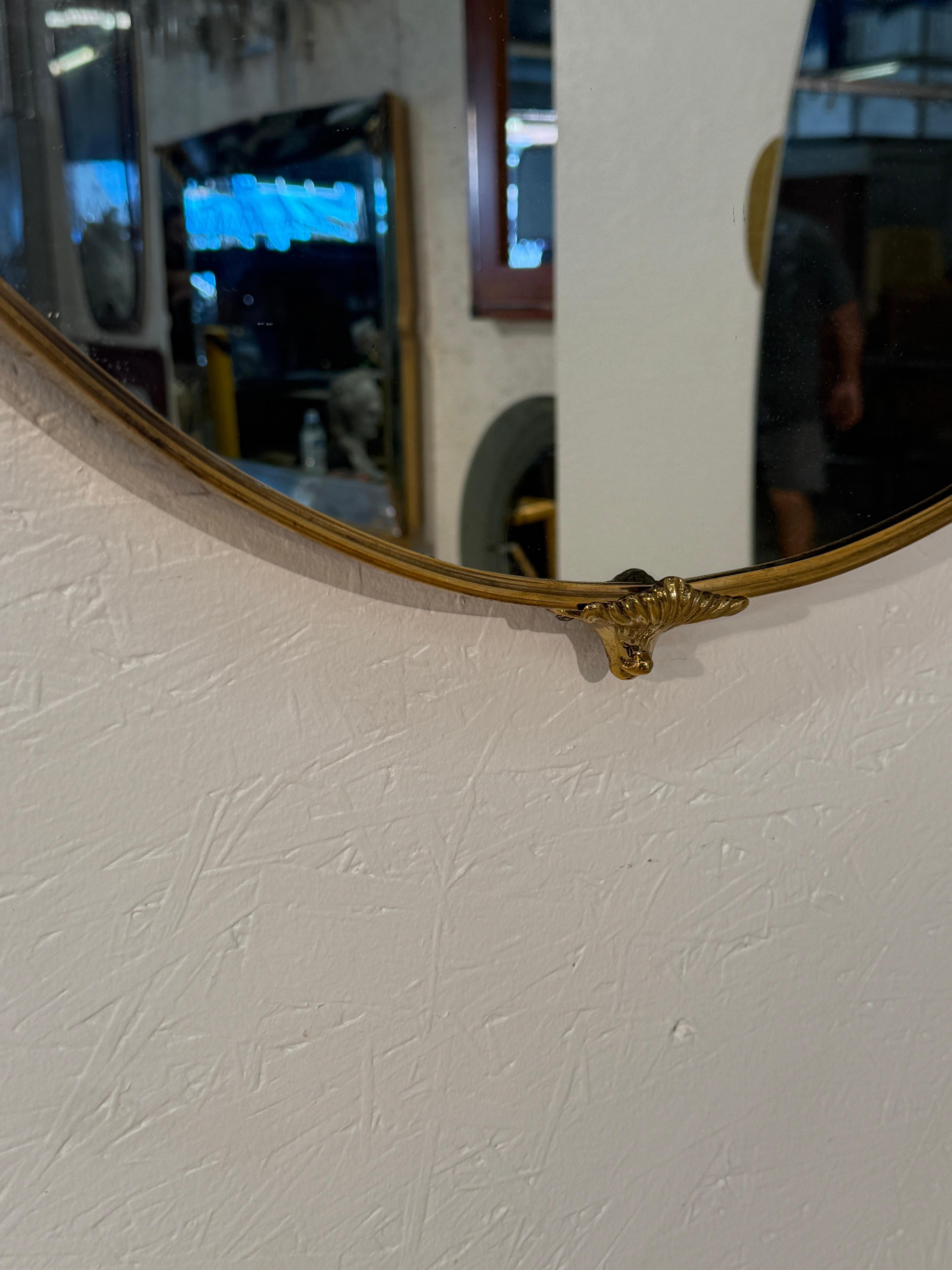 Miroir mural rond encadré de laiton avec montures décoratives, Italie, années 1960 Bon état - En vente à Los Angeles, CA