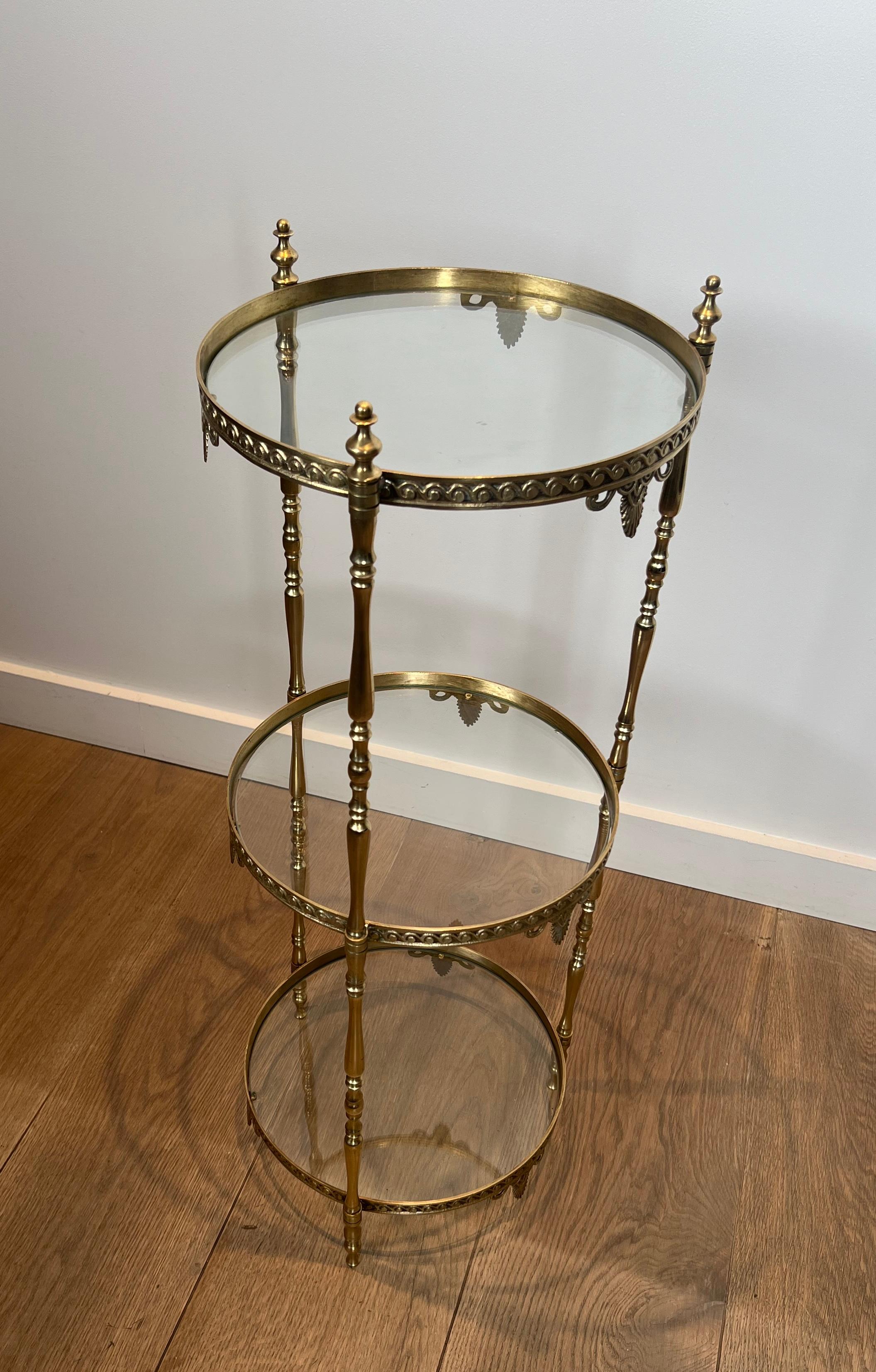Rundes Gueridon aus Messing mit drei Glasböden. Französische Arbeiten von Maison Jansen im Angebot 2