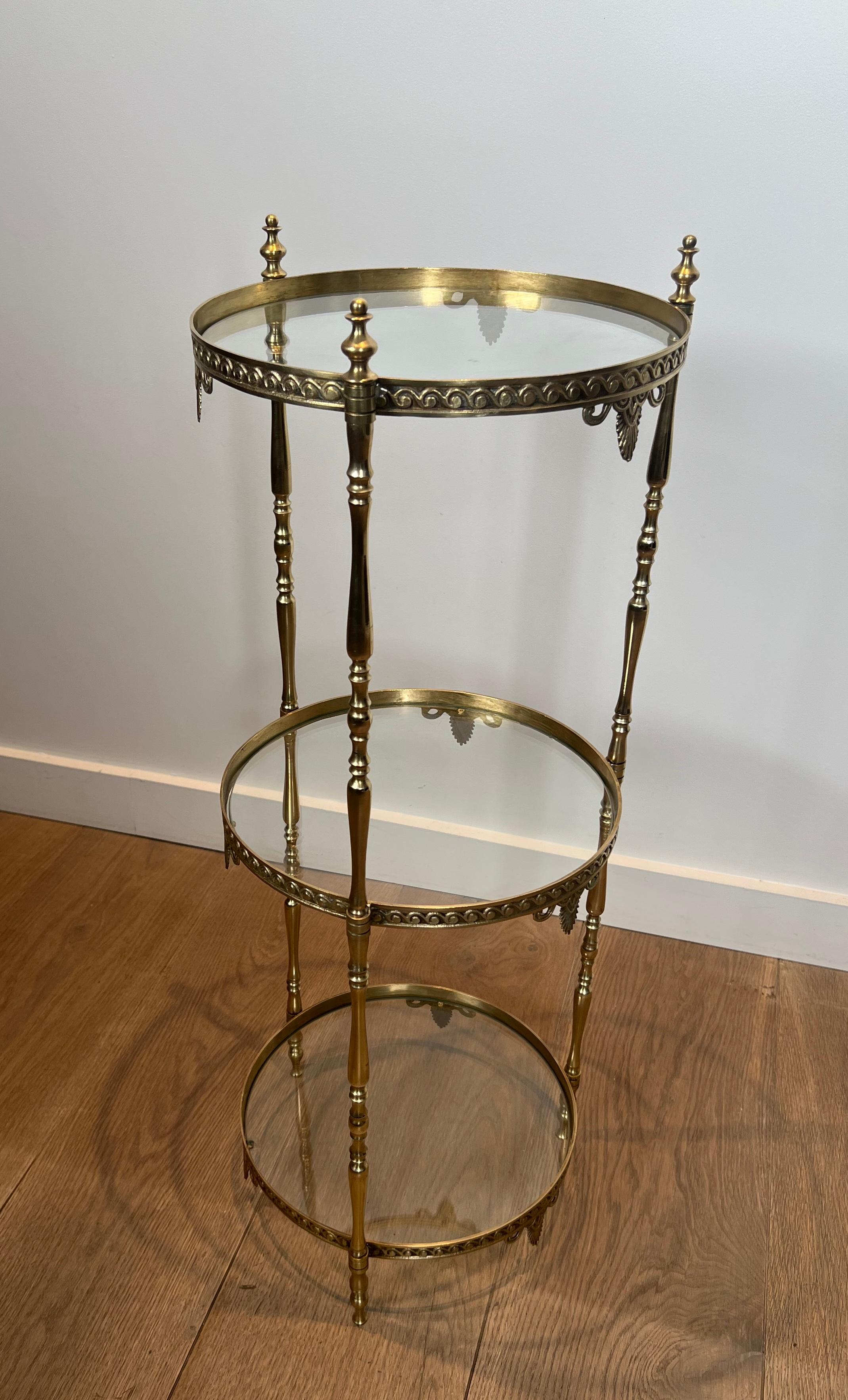 Rundes Gueridon aus Messing mit drei Glasböden. Französische Arbeiten von Maison Jansen im Angebot 3