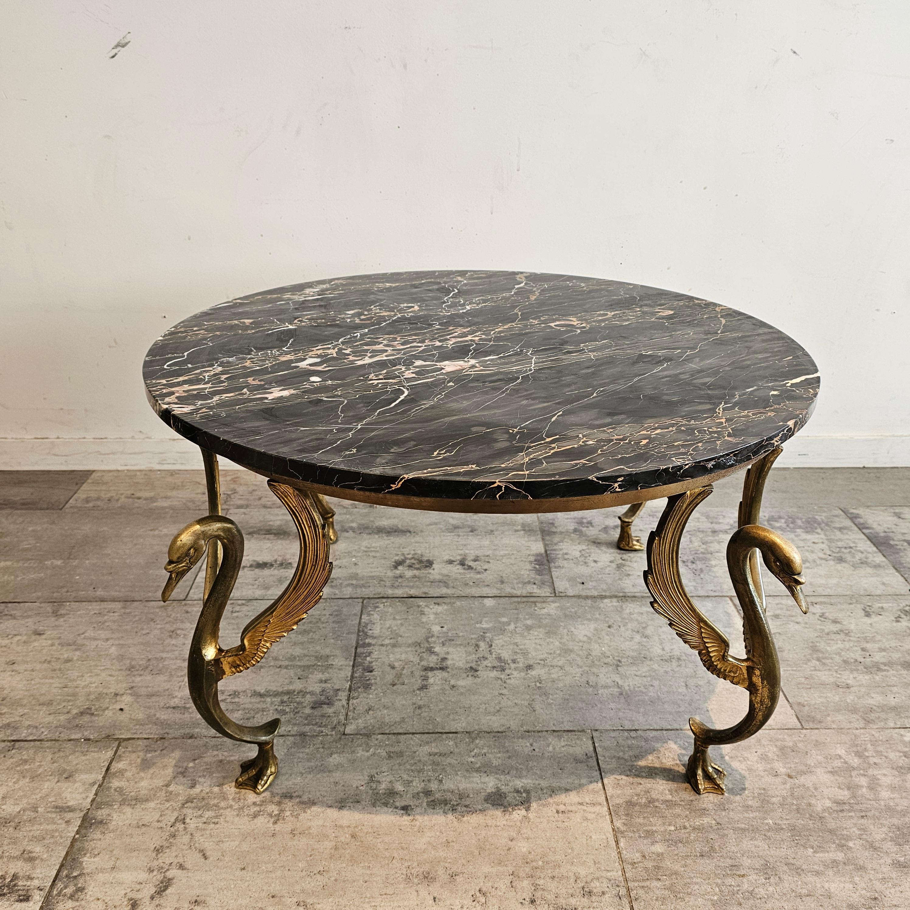 Mid-Century Modern Table basse ronde en laiton et marbre de France en vente