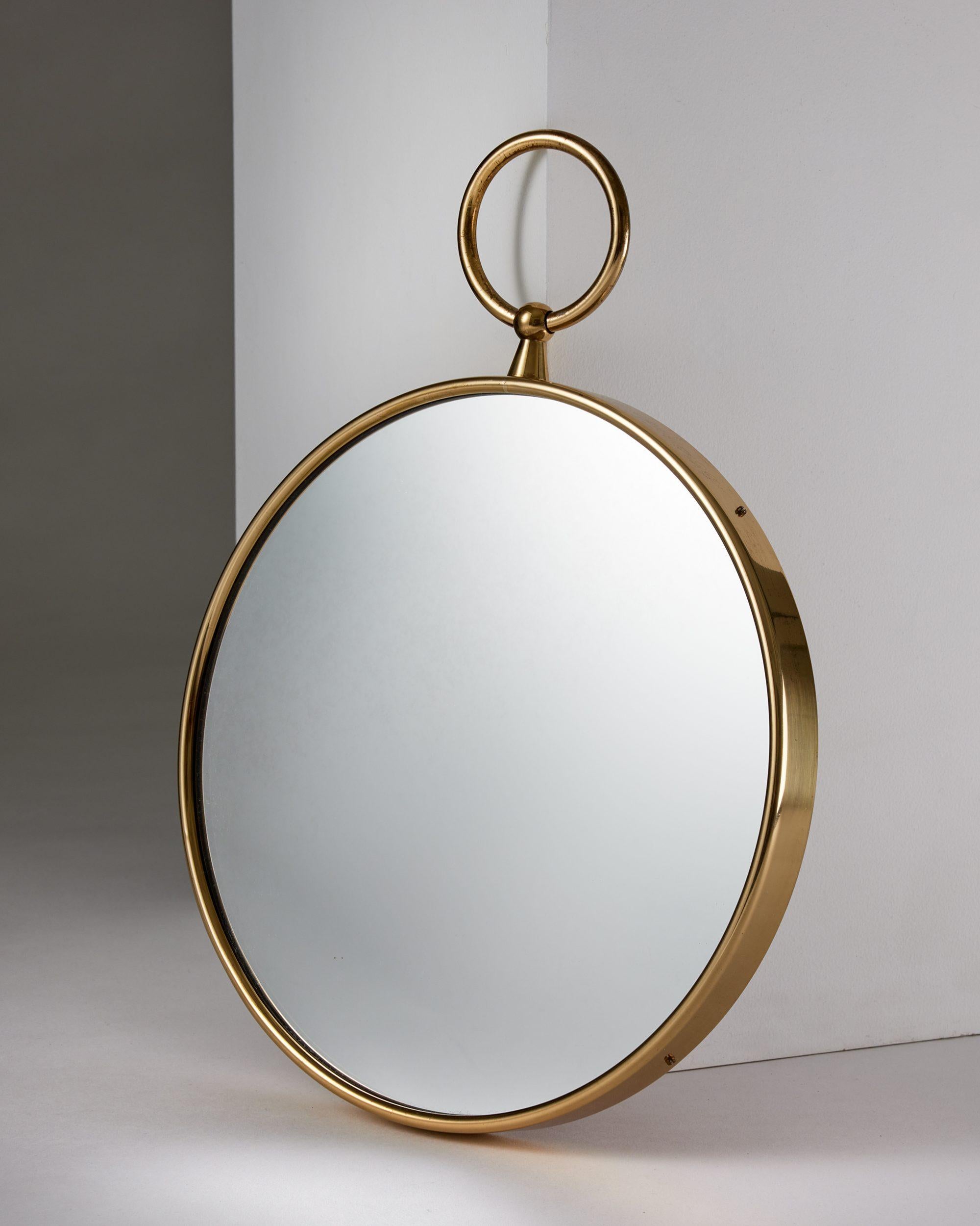 Round mirror designed by Piero Fornasetti for Svenskt Tenn,
Sweden, 1980s.

Brass and mirrored glass.