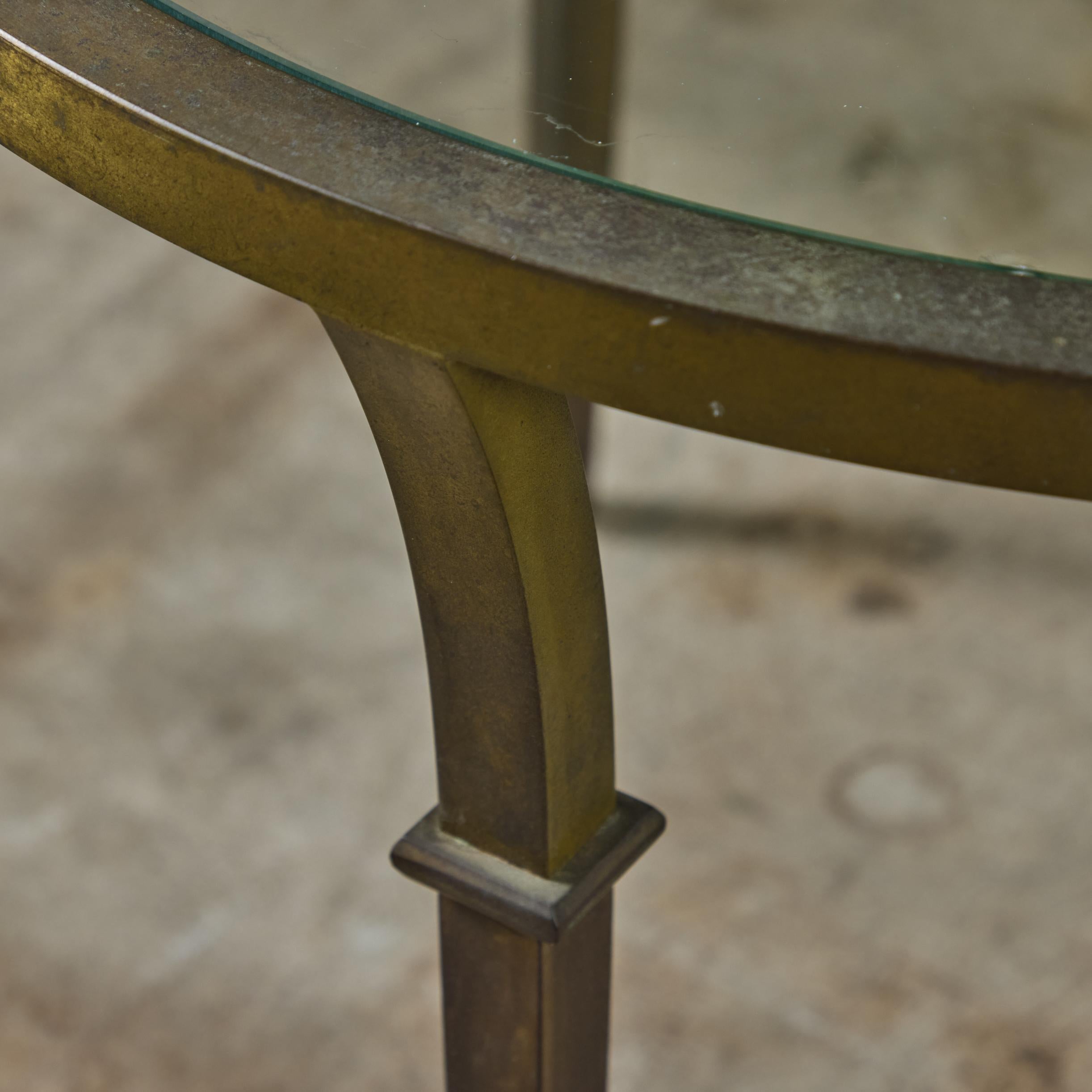 Table d'appoint ronde en laiton dans le style de la Maison Jansen en vente 4