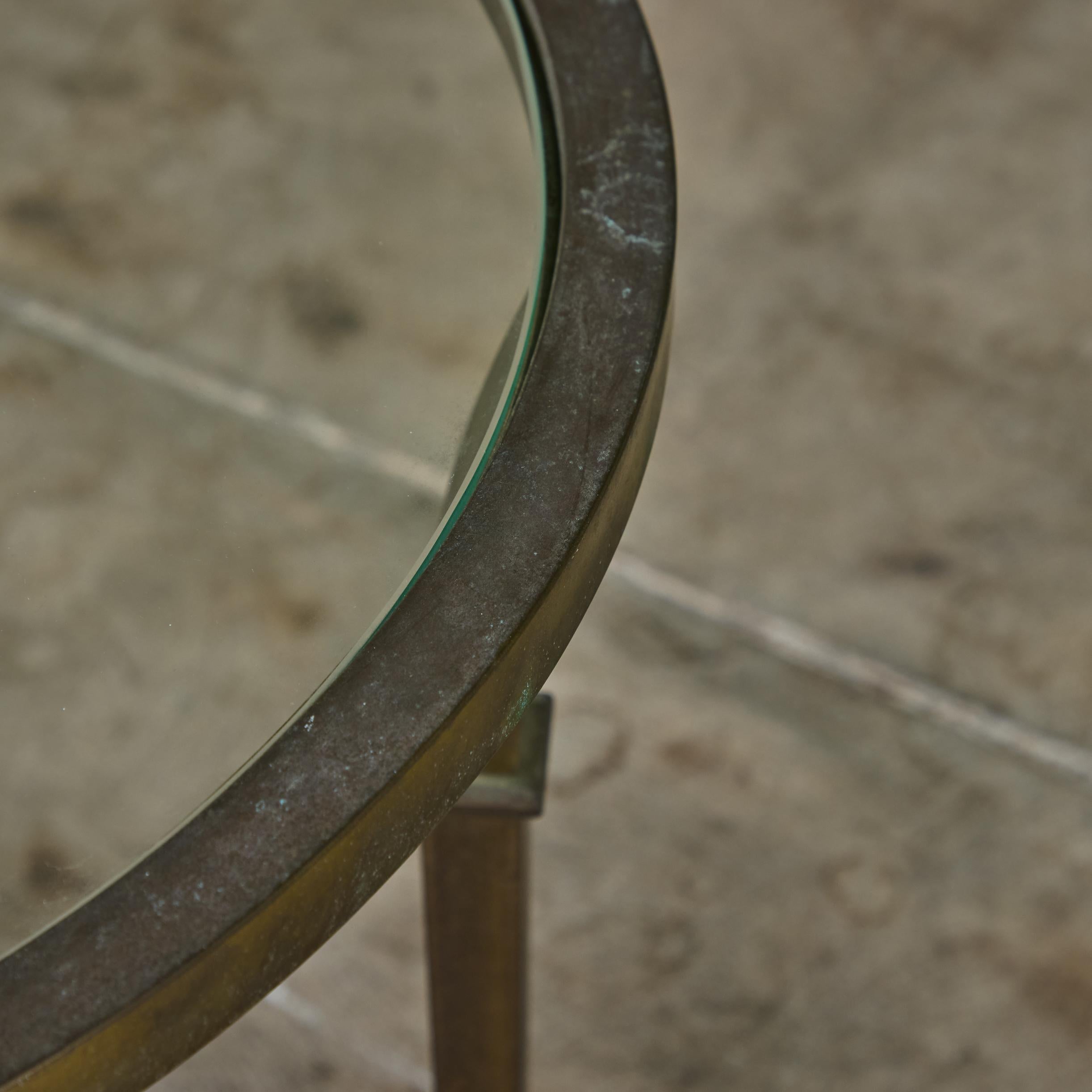 Table d'appoint ronde en laiton dans le style de la Maison Jansen en vente 5