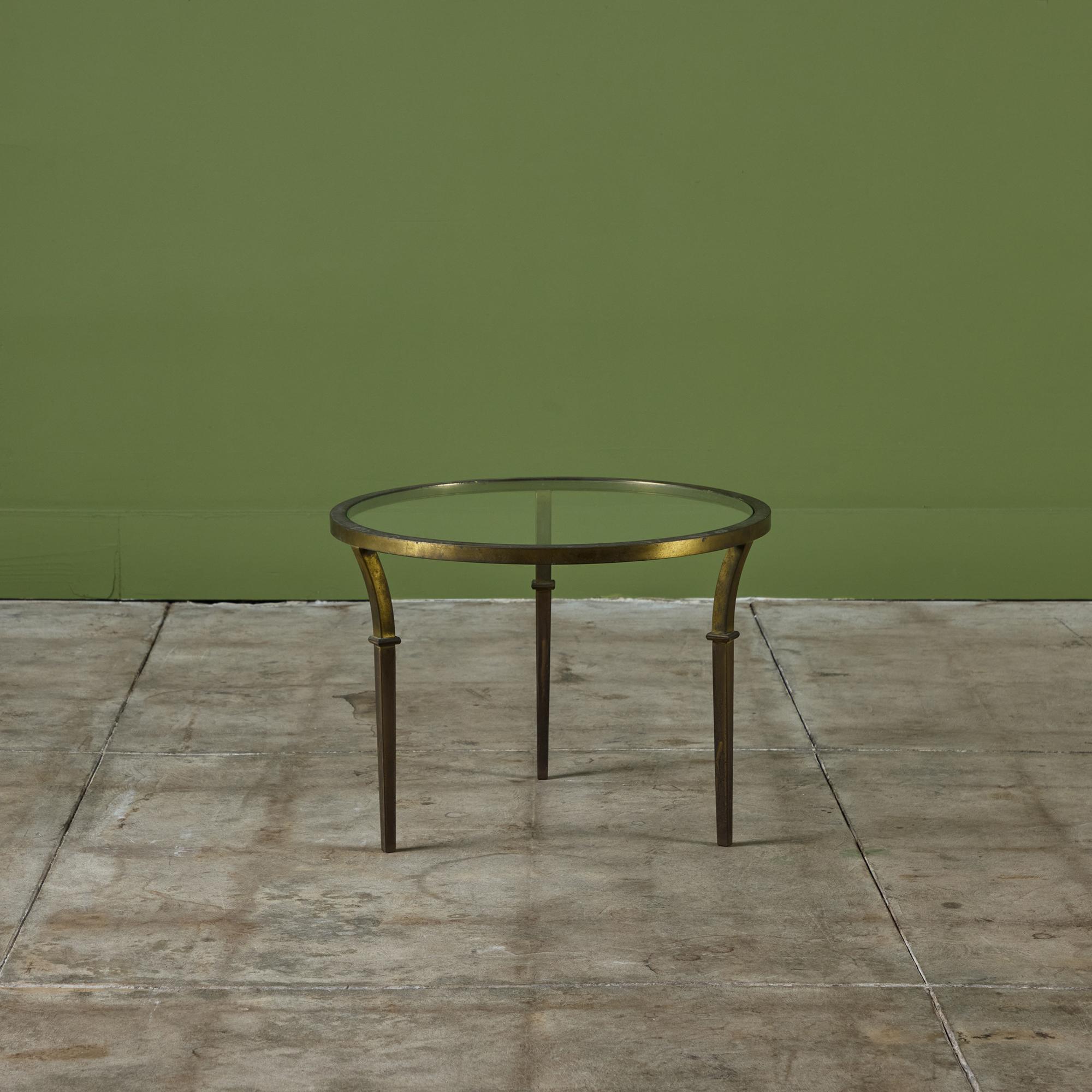 Table d'appoint à trois pieds avec plateau en verre dans le style de la Maison Jansen. La table ronde est dotée d'un cadre en laiton et d'un plateau en verre.

Dimensionsu2028
20