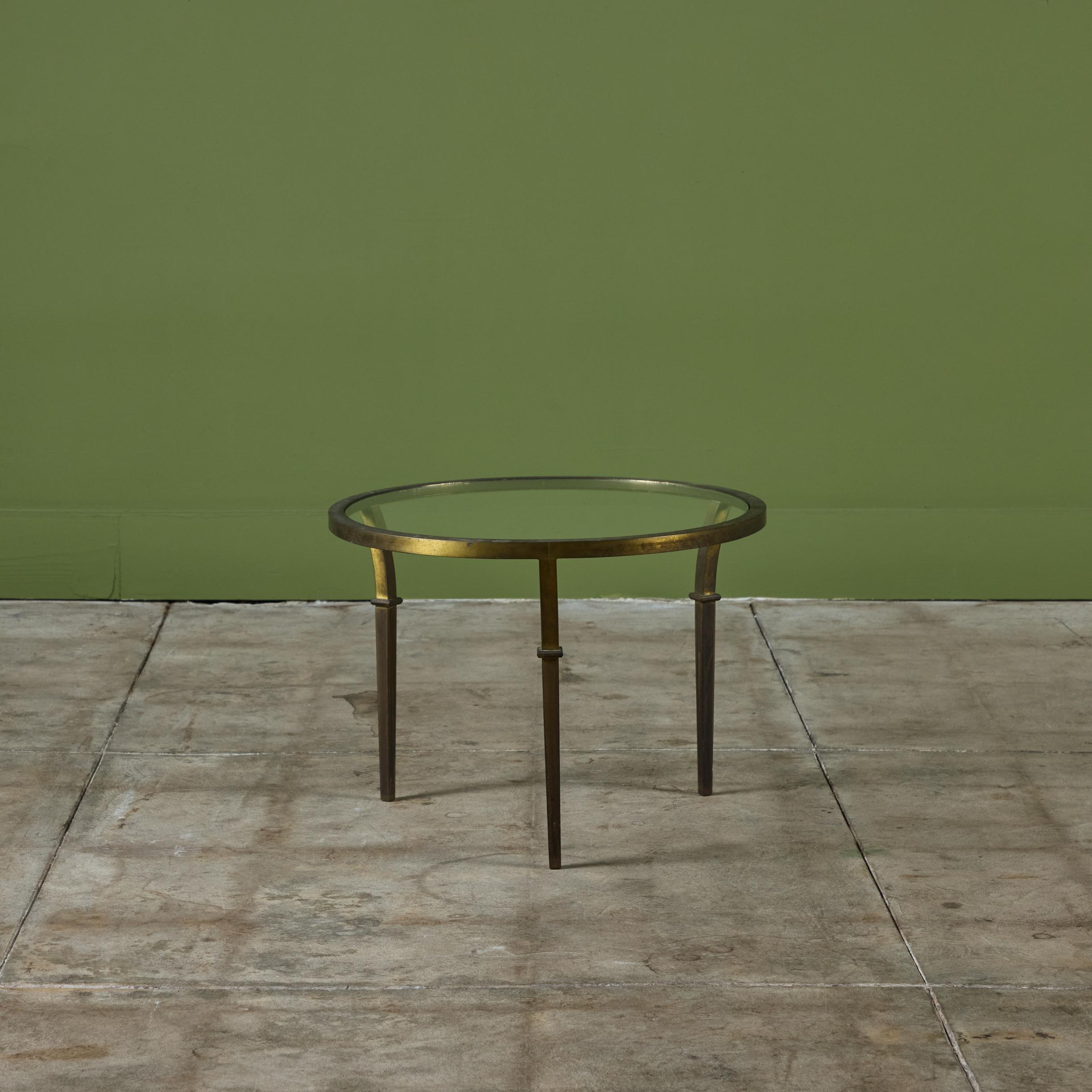 Mid-Century Modern Table d'appoint ronde en laiton dans le style de la Maison Jansen en vente