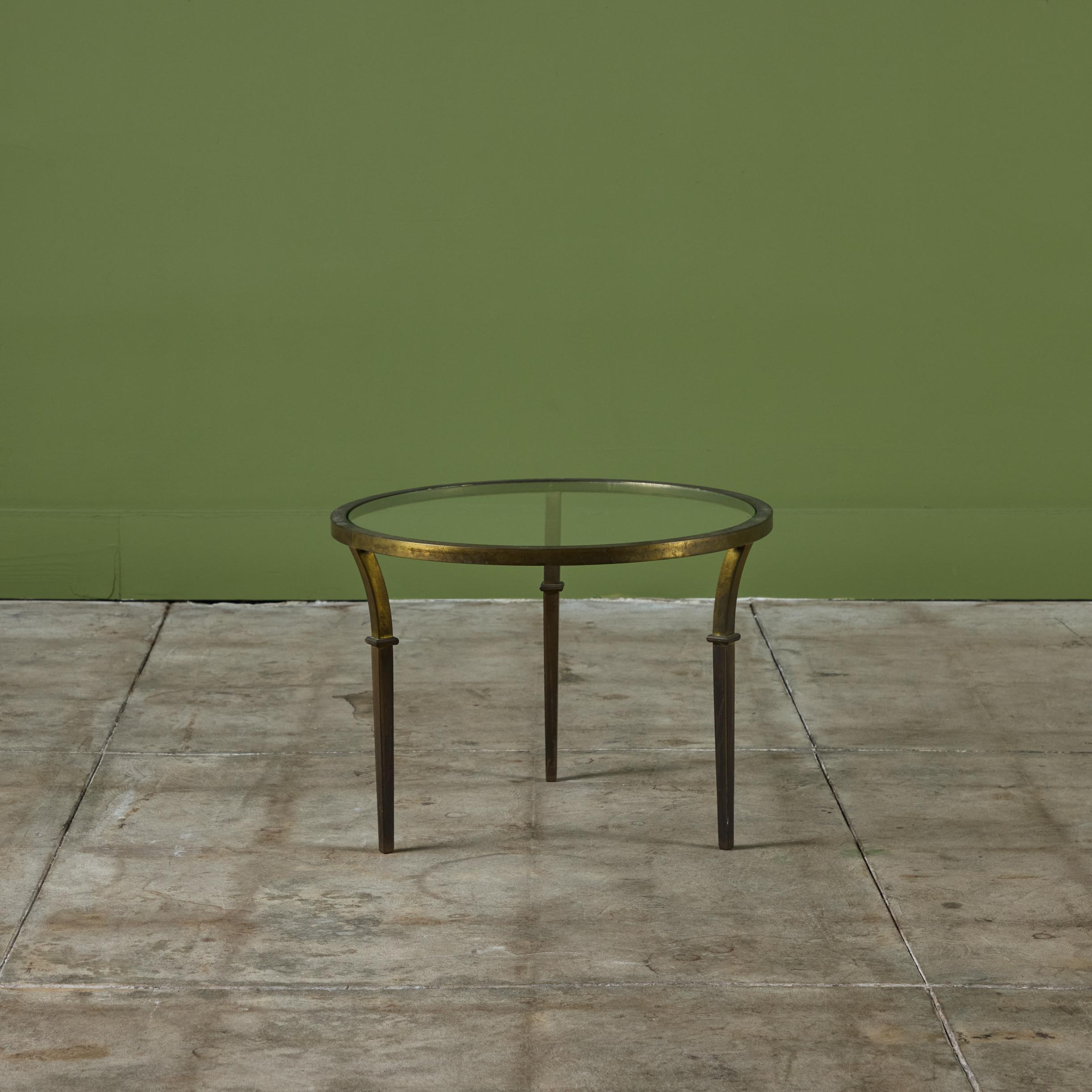 Table d'appoint ronde en laiton dans le style de la Maison Jansen Excellent état - En vente à Los Angeles, CA