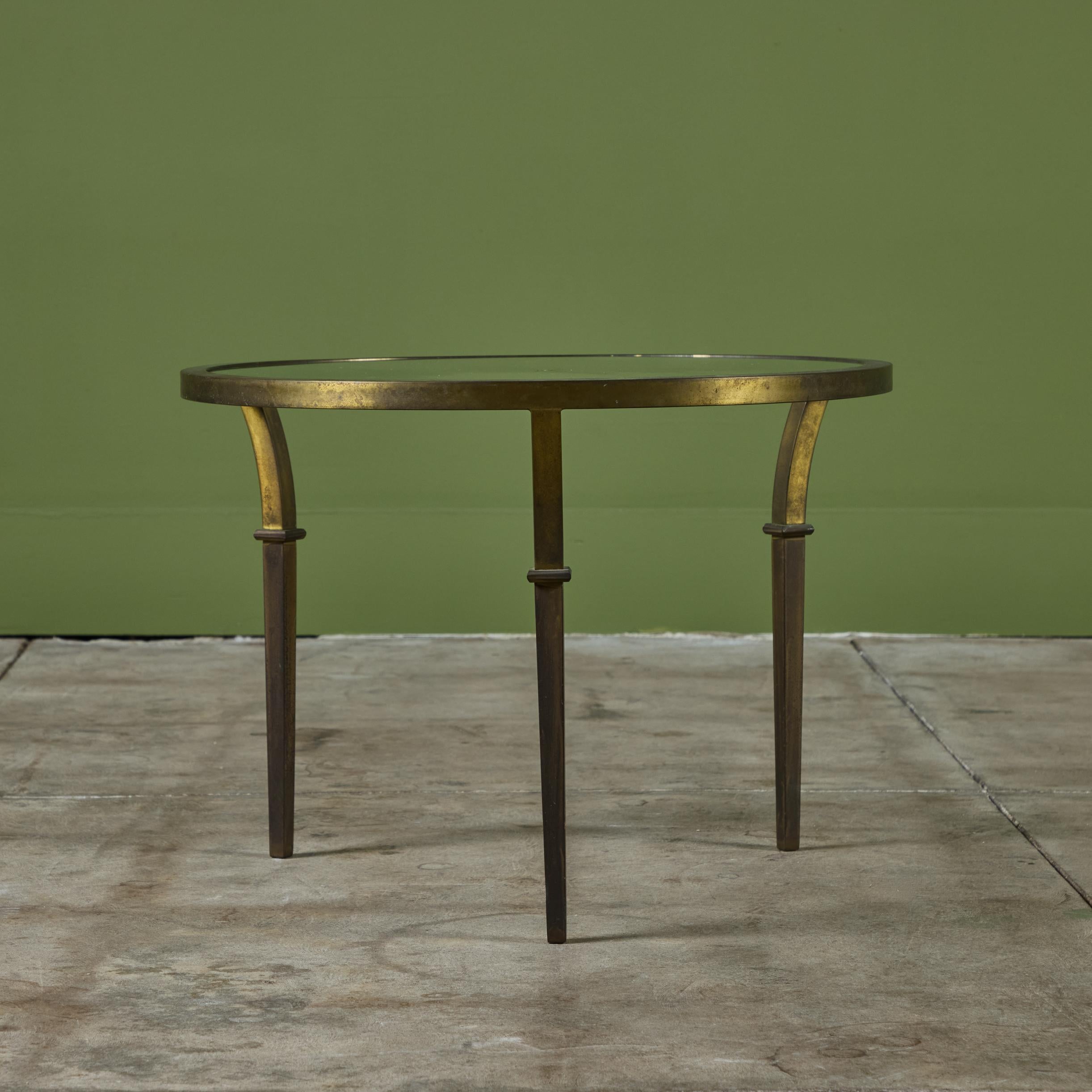Laiton Table d'appoint ronde en laiton dans le style de la Maison Jansen en vente
