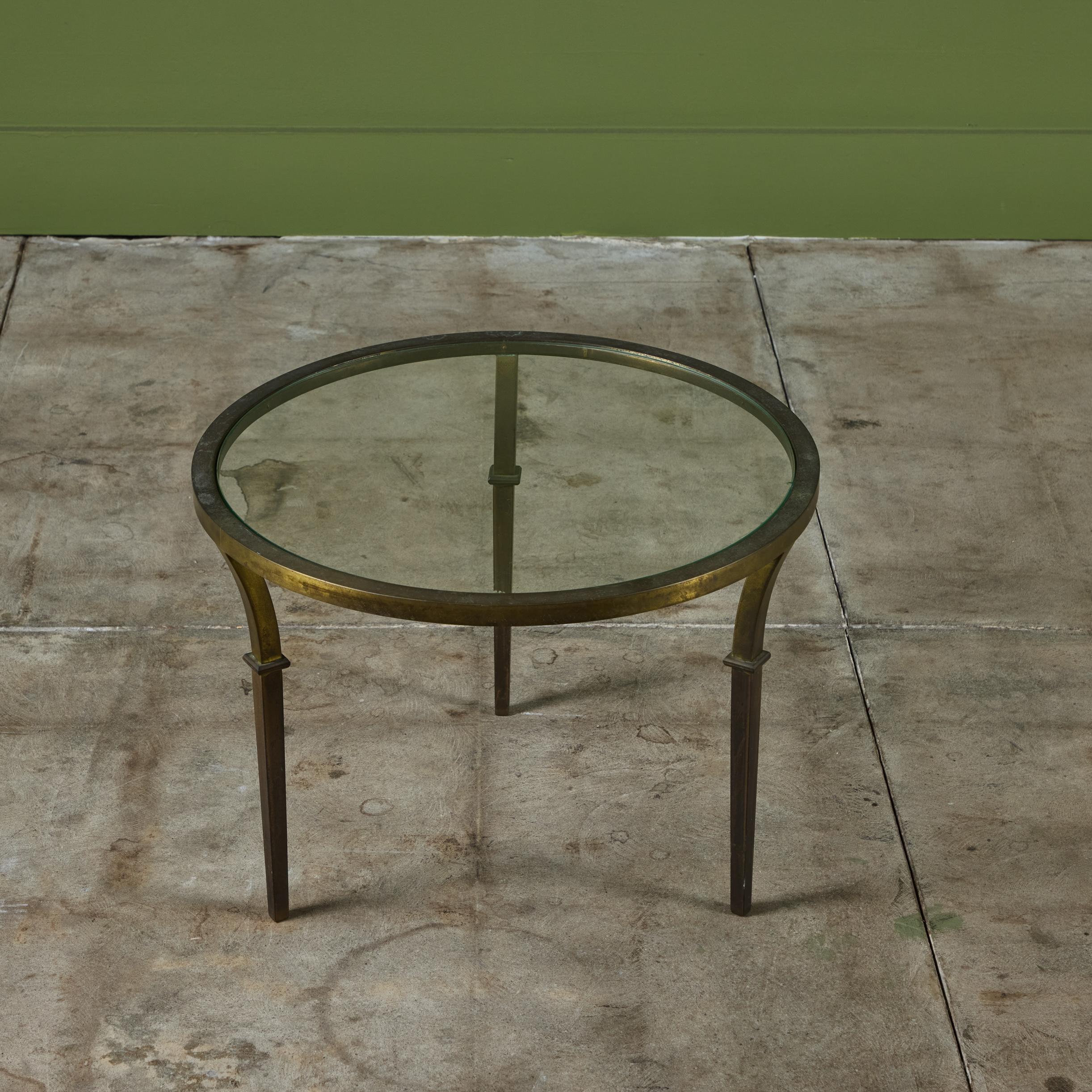 Table d'appoint ronde en laiton dans le style de la Maison Jansen en vente 1