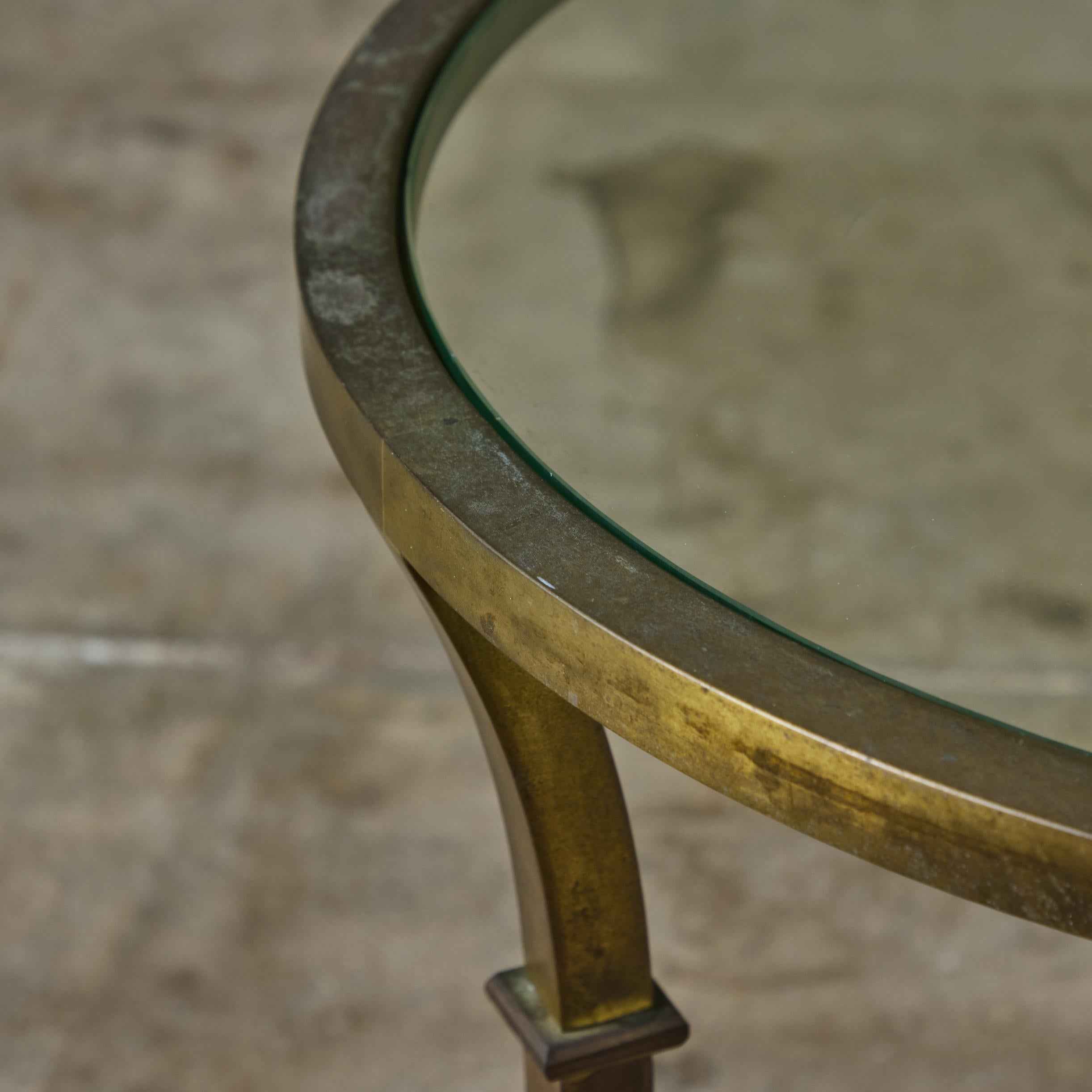 Table d'appoint ronde en laiton dans le style de la Maison Jansen en vente 2