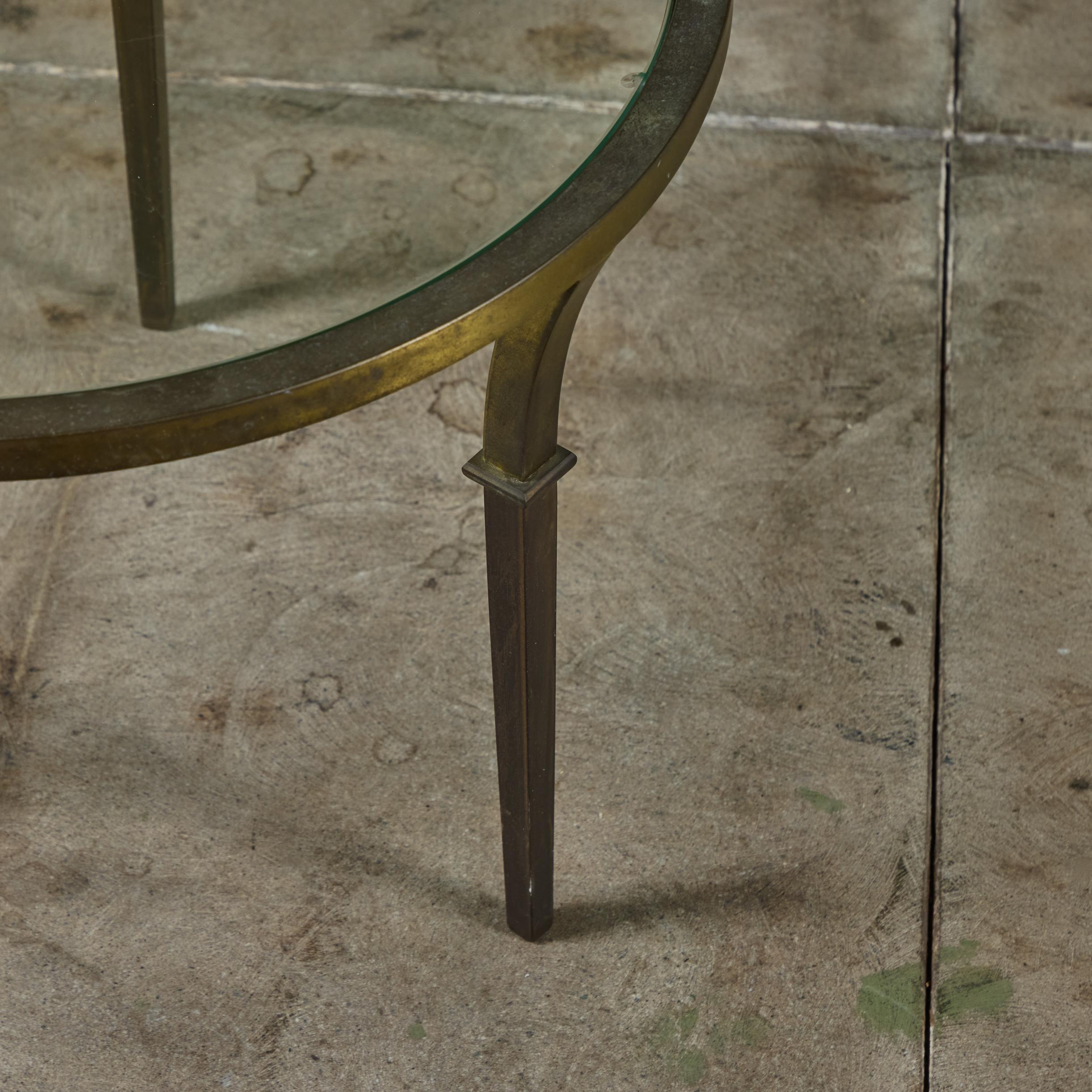 Table d'appoint ronde en laiton dans le style de la Maison Jansen en vente 3