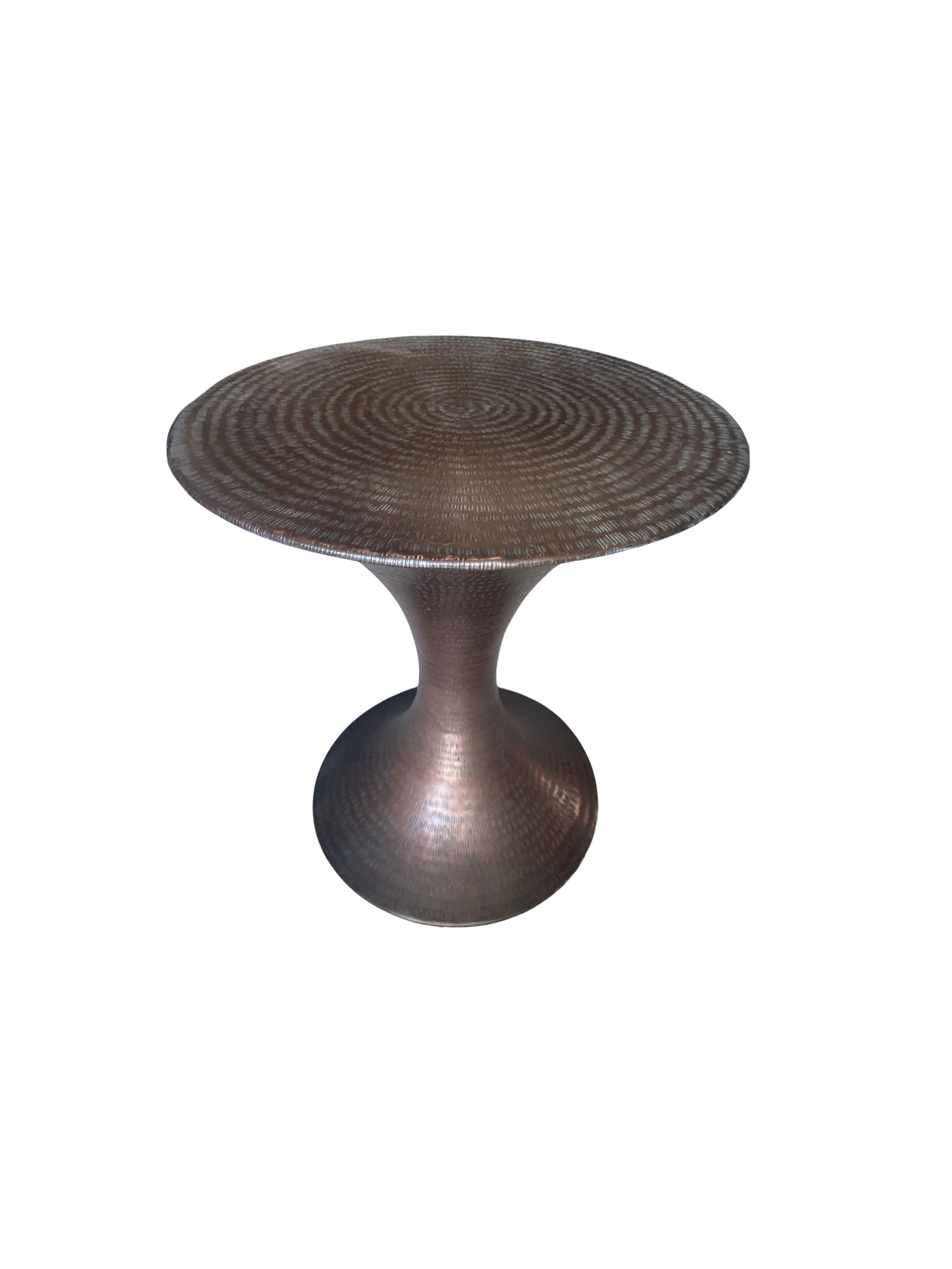 Round Brass Side Table with Hammered Detailing In New Condition In Jimbaran, Bali