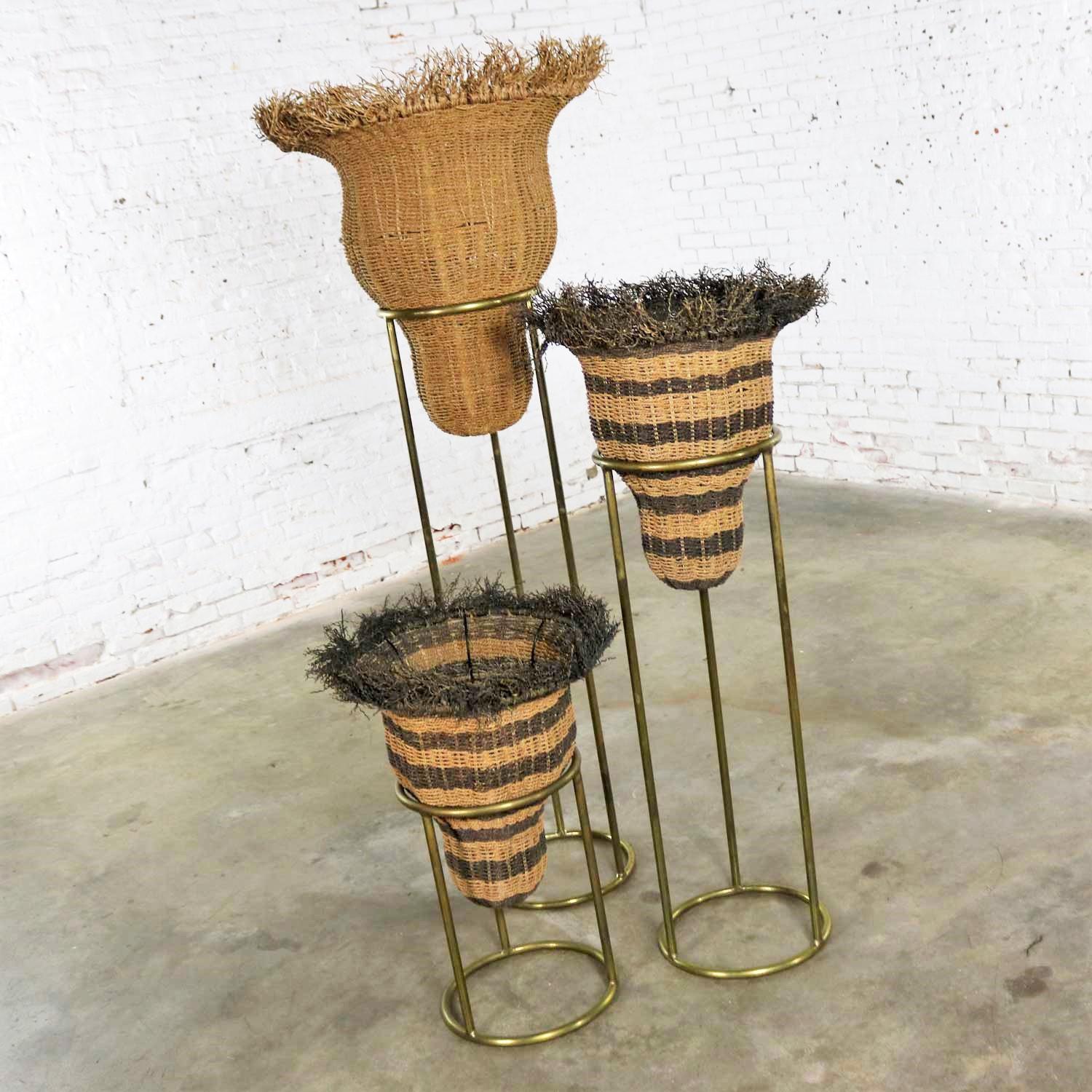 Round Brass Stands with Extra Large Basket Inserts for Plants, Flowers Set of 3 In Good Condition In Topeka, KS