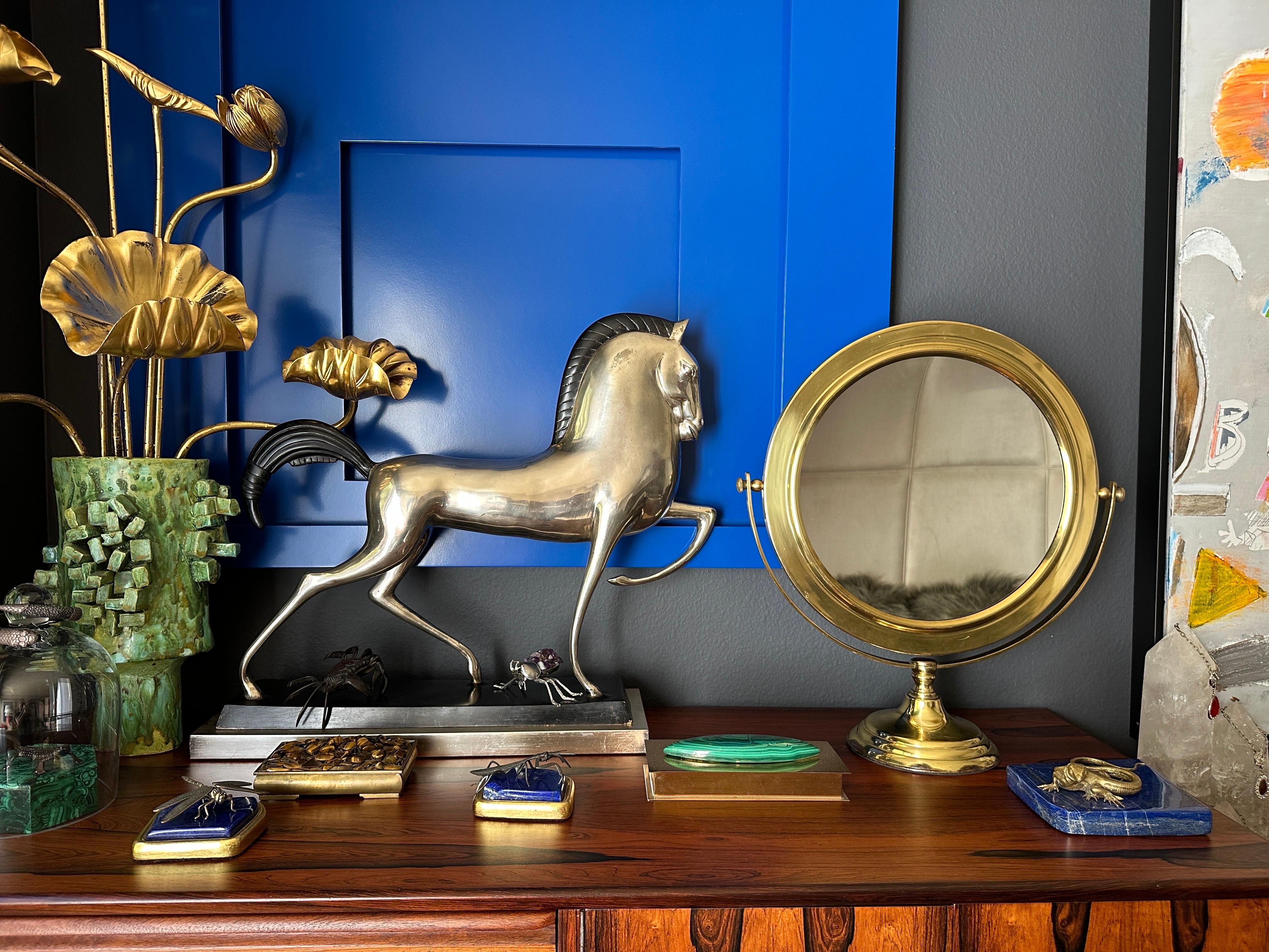 Miroir de courtoisie en laiton en vente 5