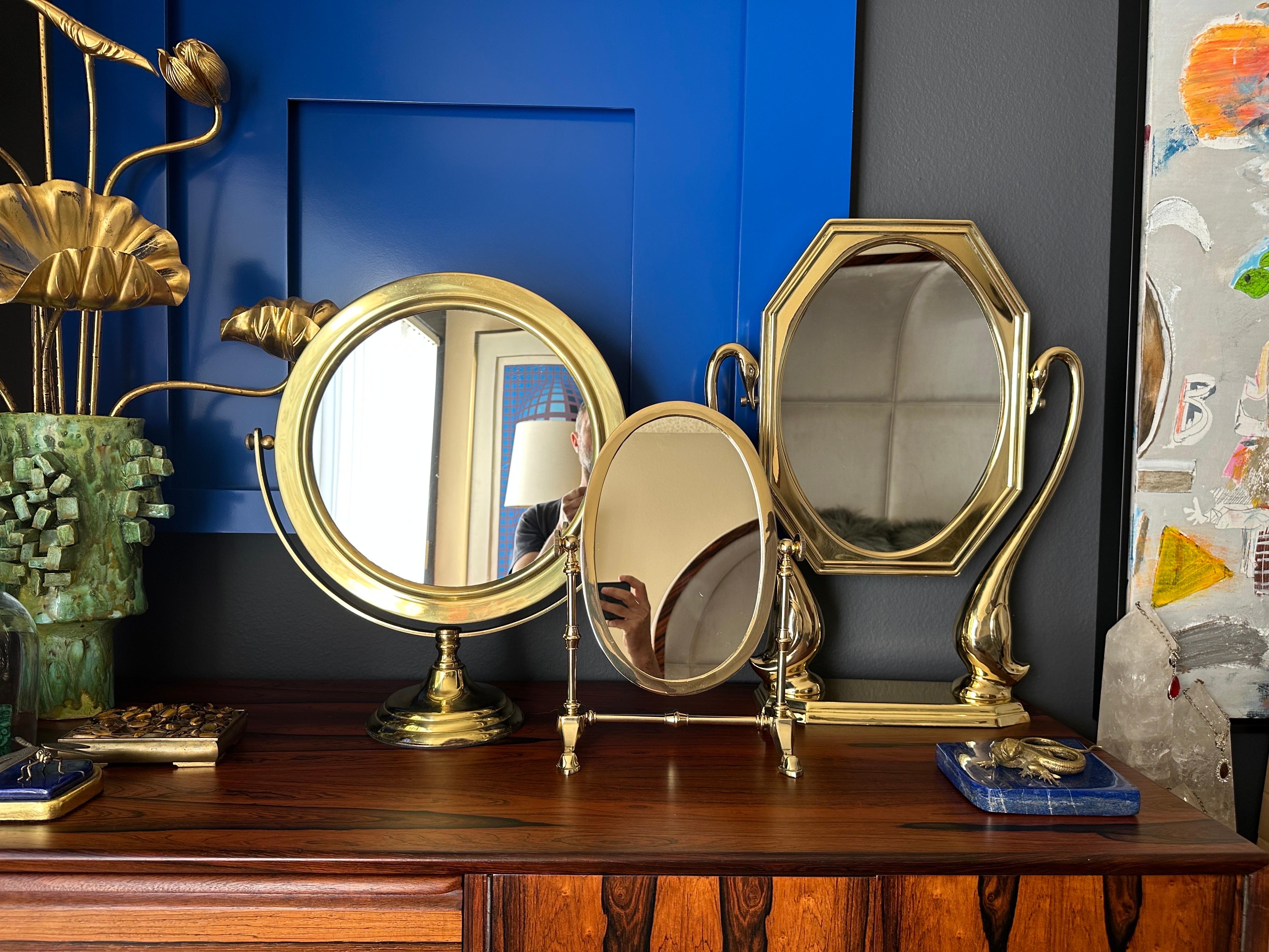 Miroir de courtoisie en laiton en vente 6
