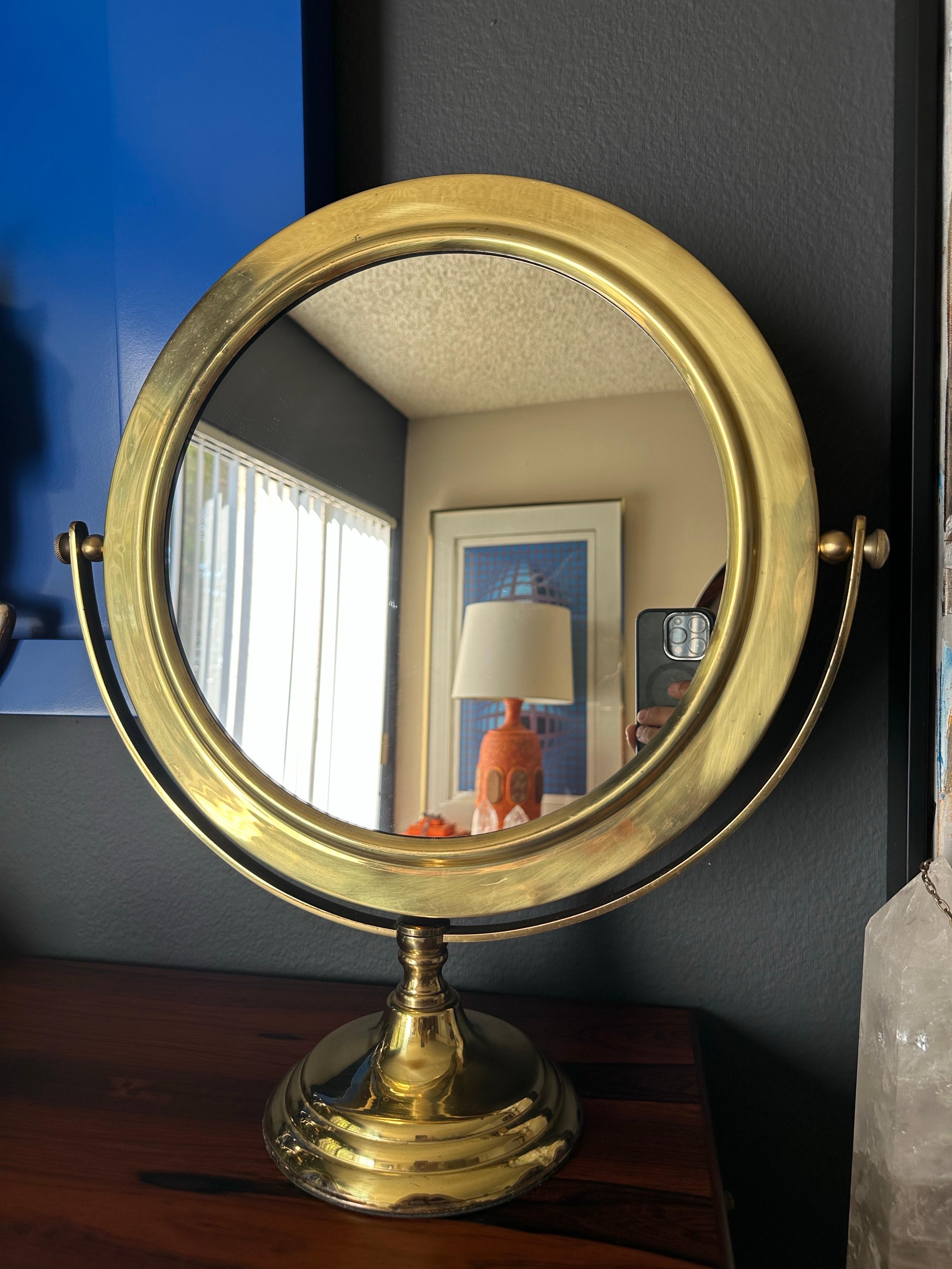Miroir de courtoisie rond en laiton, de style Charles Hollis Jones.
La base présente quelques taches sombres qu'il est très difficile d'immortaliser à l'aide d'un appareil photo. Il est préférable de le montrer en vidéo.
Seul le miroir a un diamètre