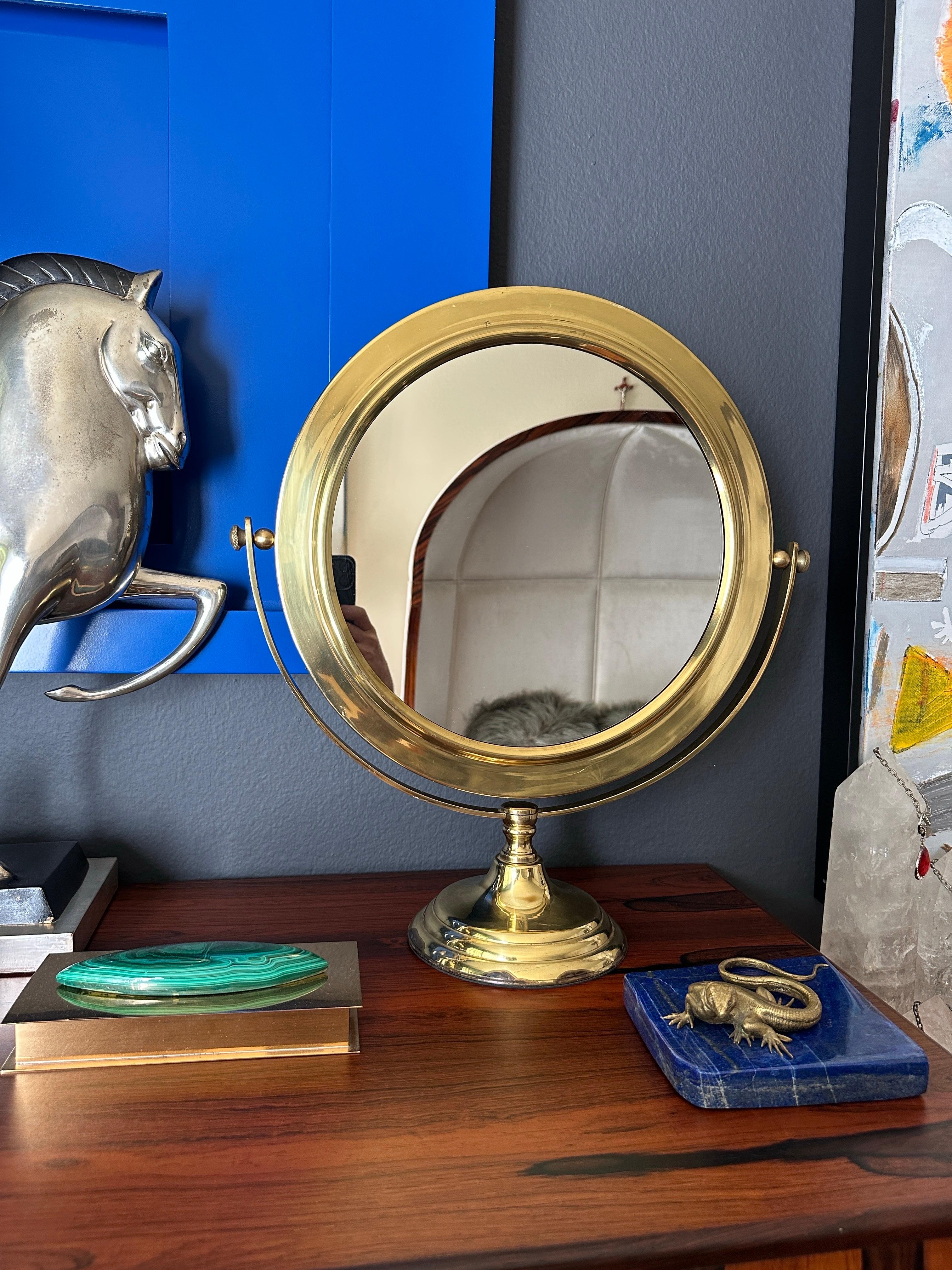 Hollywood Regency Miroir de courtoisie en laiton en vente