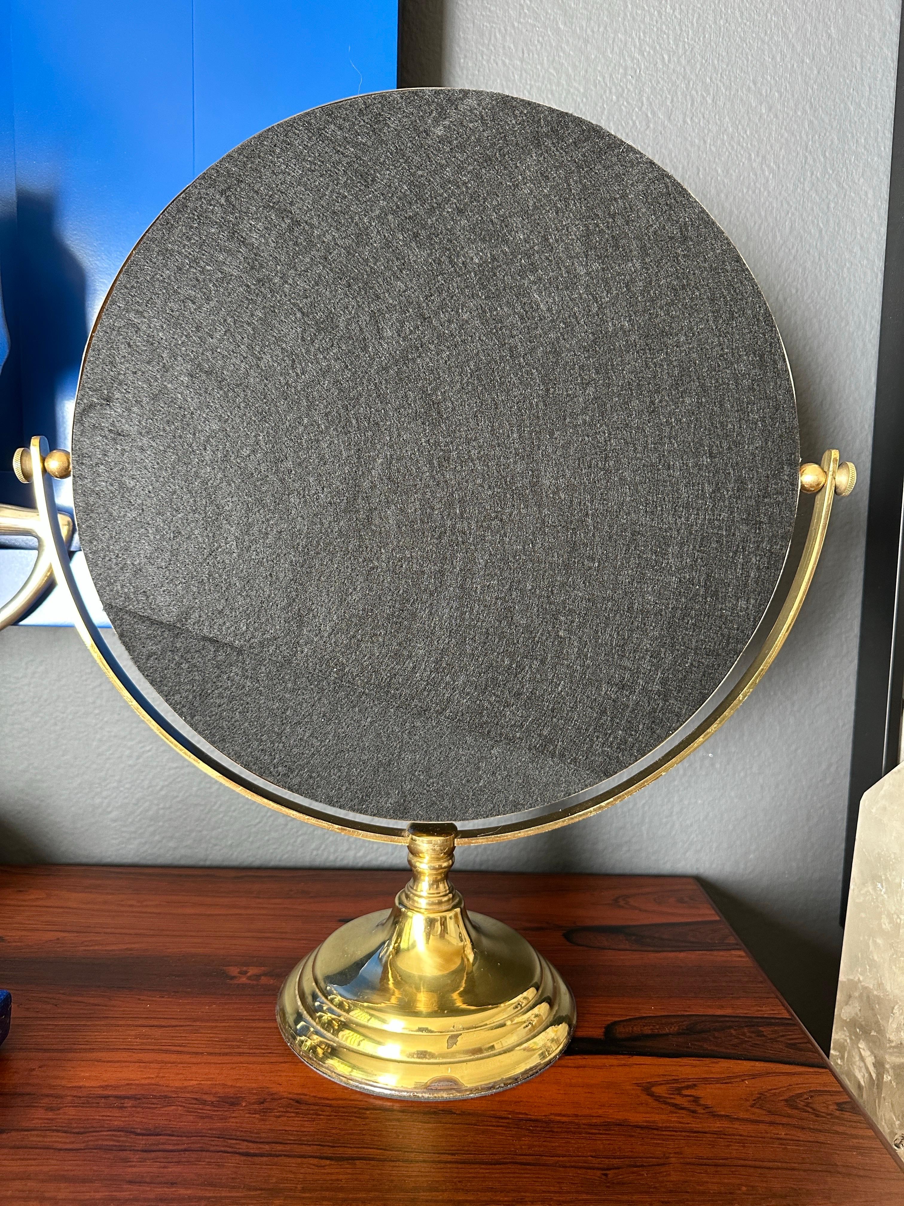 Miroir de courtoisie en laiton Bon état - En vente à North Hollywood, CA