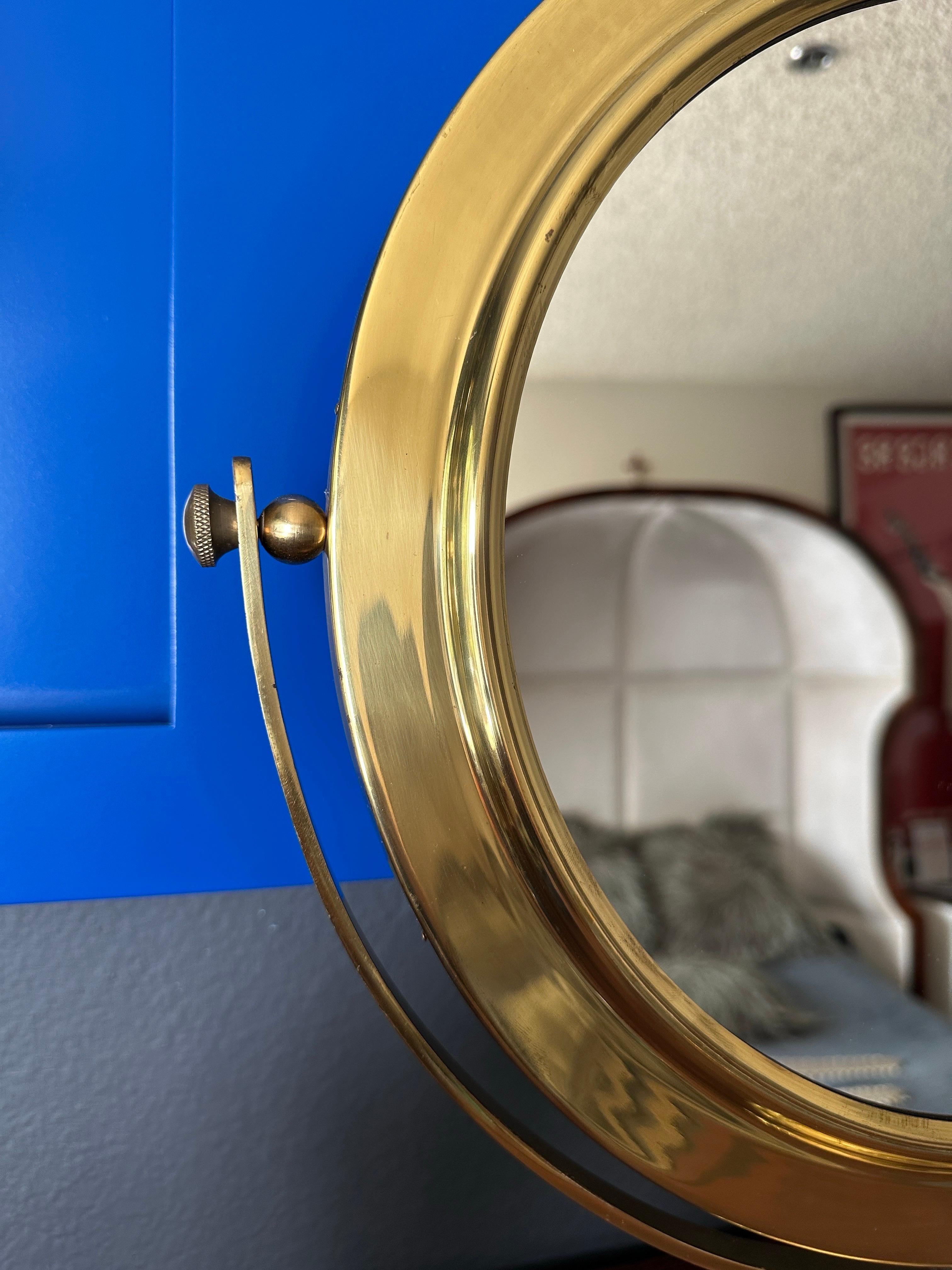 Miroir de courtoisie en laiton en vente 1