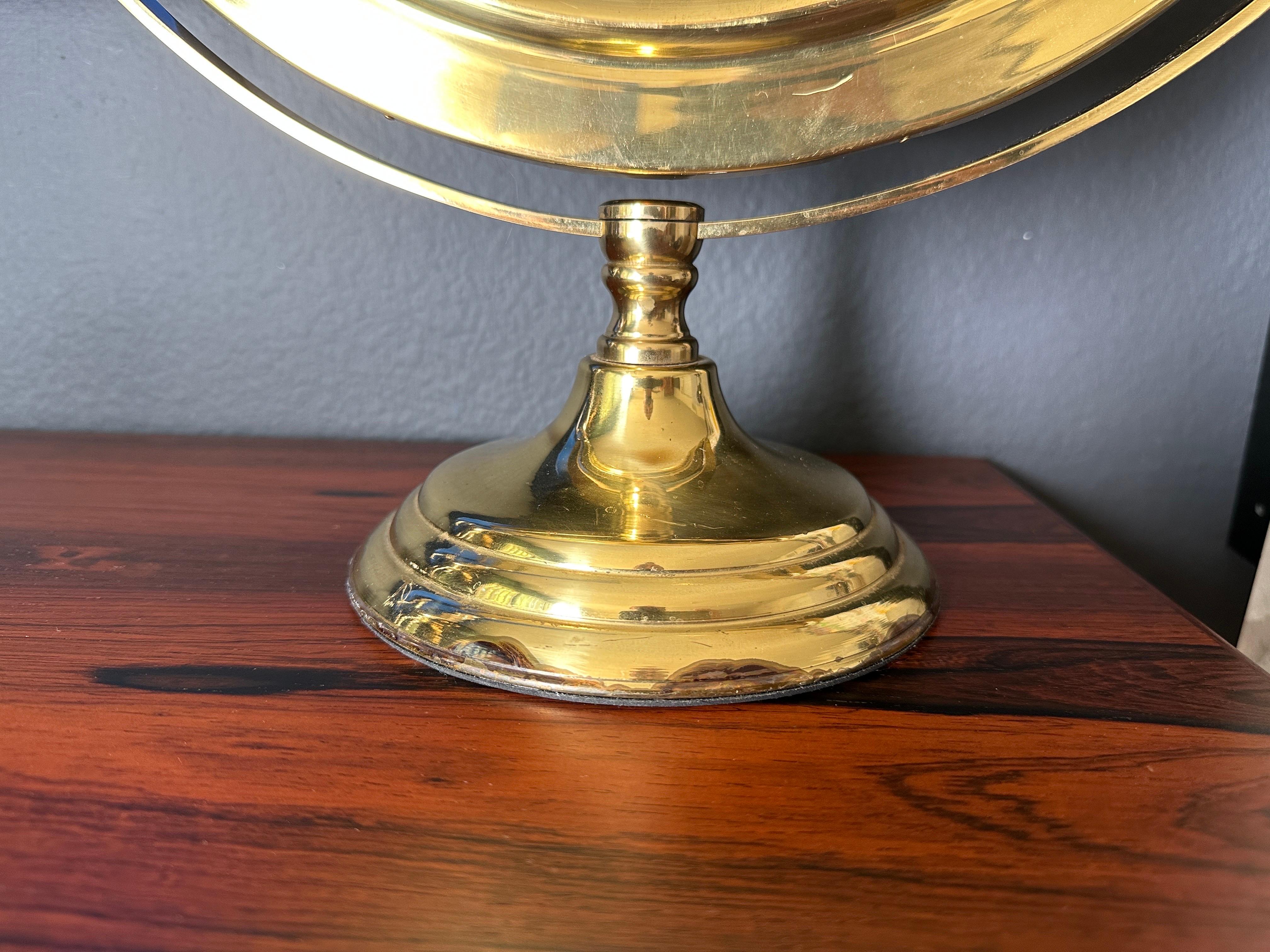Miroir de courtoisie en laiton en vente 3