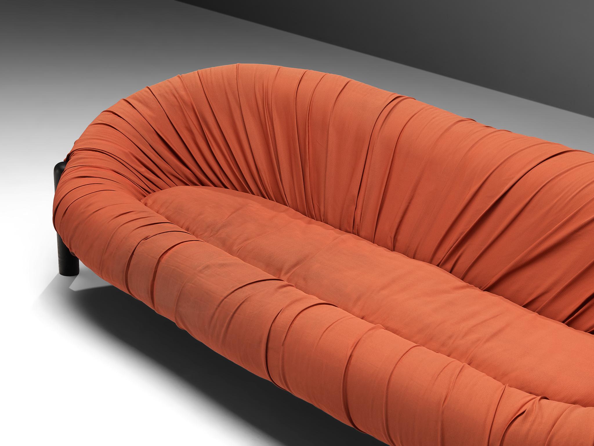 Rundes brasilianisches Sofa mit roter Polsterung und schwarzem Holzrahmen  (Lackiert) im Angebot