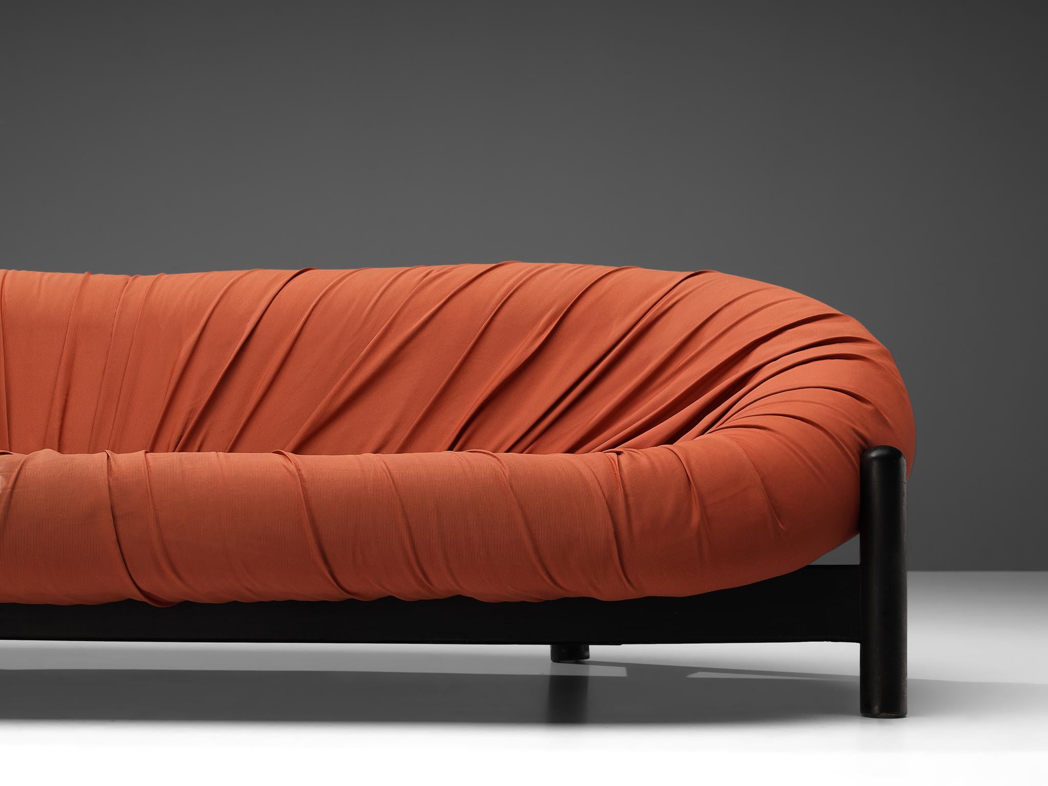 Rundes brasilianisches Sofa mit roter Polsterung und schwarzem Holzrahmen  im Zustand „Gut“ im Angebot in Waalwijk, NL