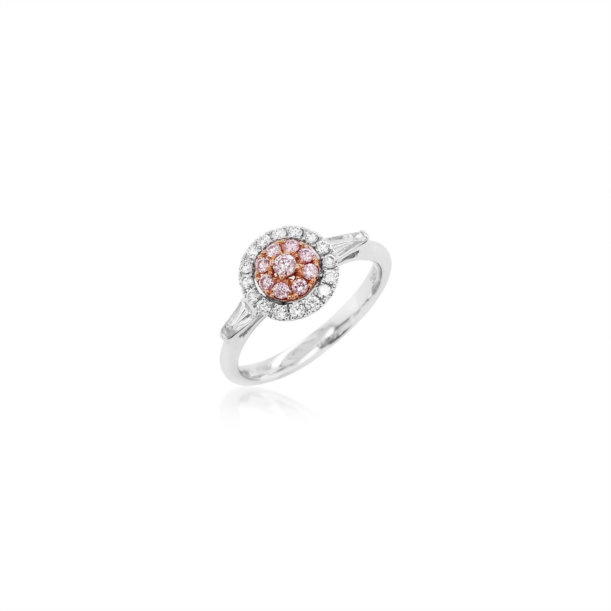 Round brilliant cut Argyle Pink Diamond and White Diamond 18K Gold Ring Neuf - En vente à Hong Kong, HK